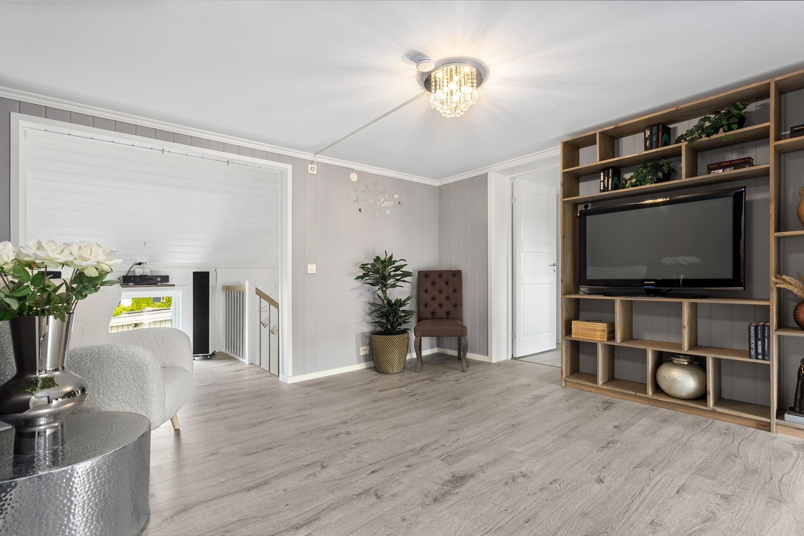 Vi beveger oss opp en etasje og møter en ekstra tv-stue som med enkle grep kan gjøres om til det femte soverom Galleribilde