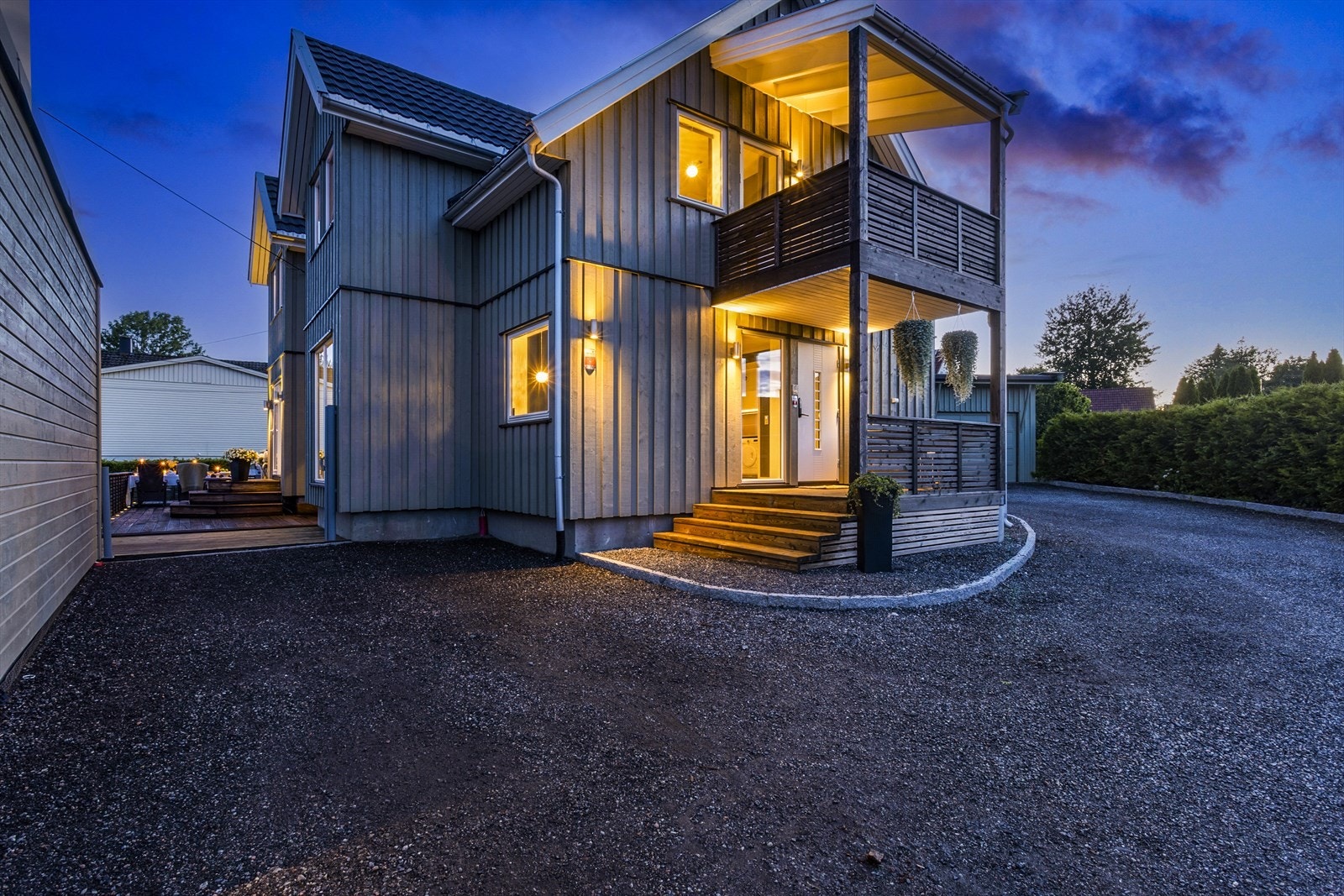 Kveldsstemning fra hovedinngang Galleribilde