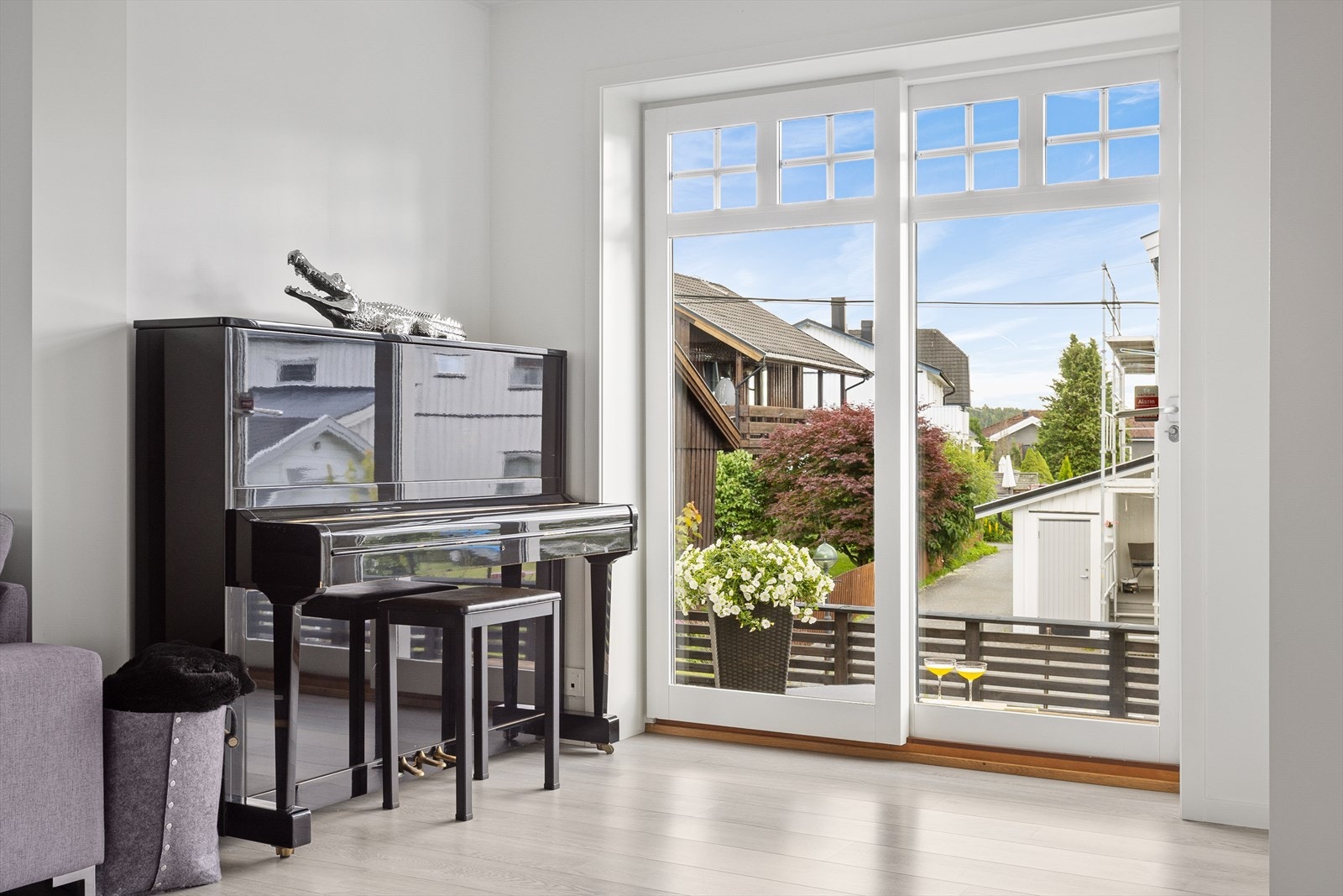 Fra stuen har en også videre utgang til terrassen Galleribilde