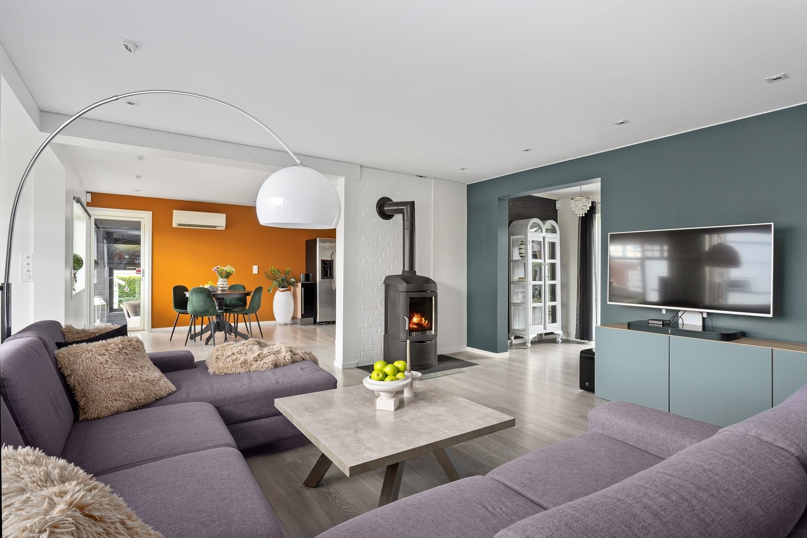 Sofakroken finner fort sin naturlige plass i rommet, og tv'en plasseres med fordel mot/på vegg. Legg merke til eksklusiv tekstiltapet også i trappegang. Galleribilde