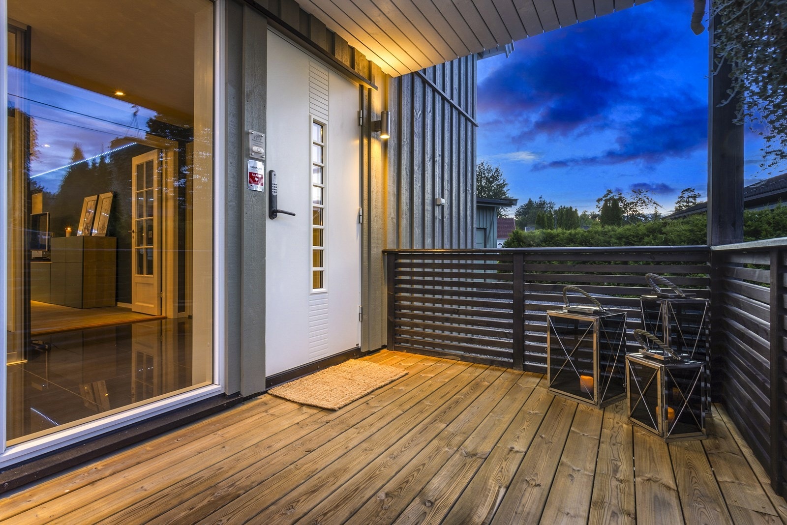 Et hyggelig overbygget inngangsparti ønsker deg velkommen Galleribilde