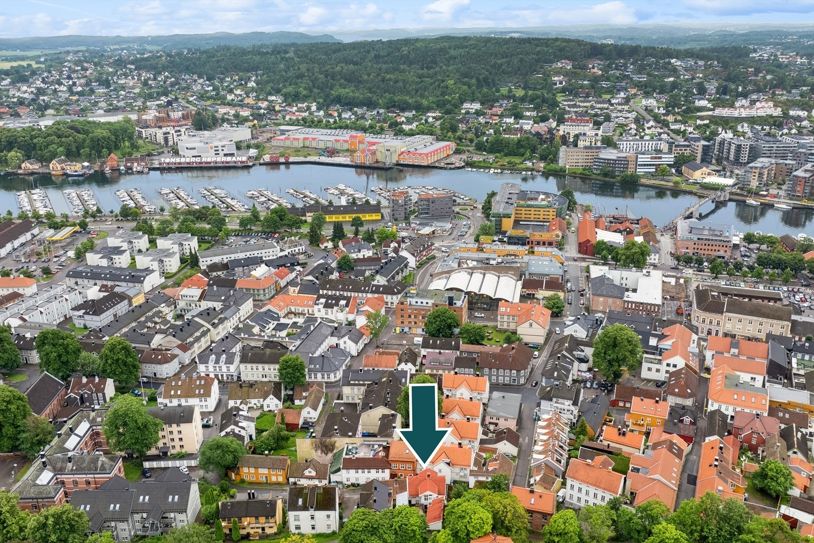 Det tar kun noen få minutter å spasere til brygga med restauranter/serveringssteder, kino og båt-/gjestehavn. Like ved ligger også Ollebukta småbåthavn. Galleribilde
