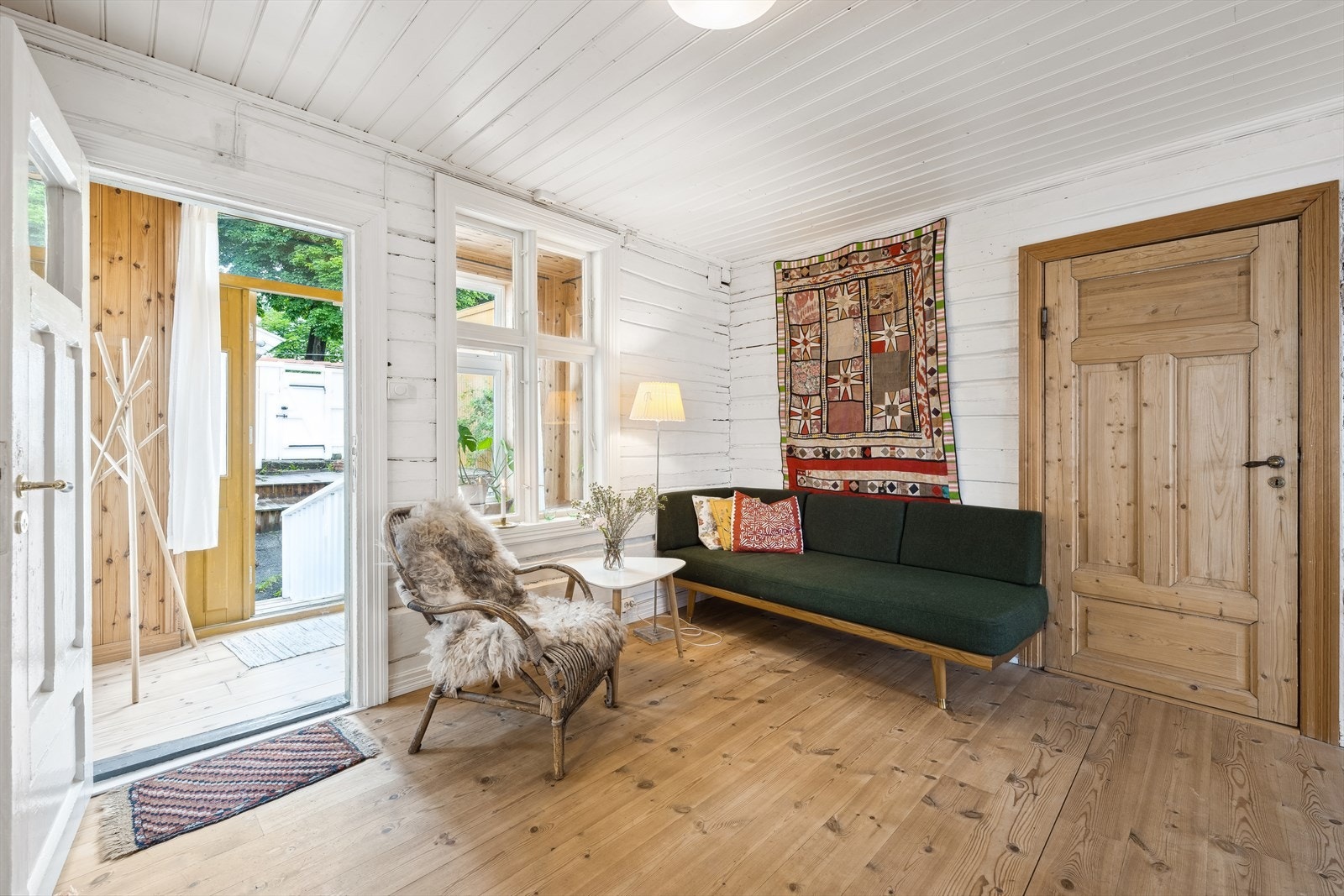 Her oser det av sjarm med de flotte tømmerveggene og det heltre gulvet. Galleribilde