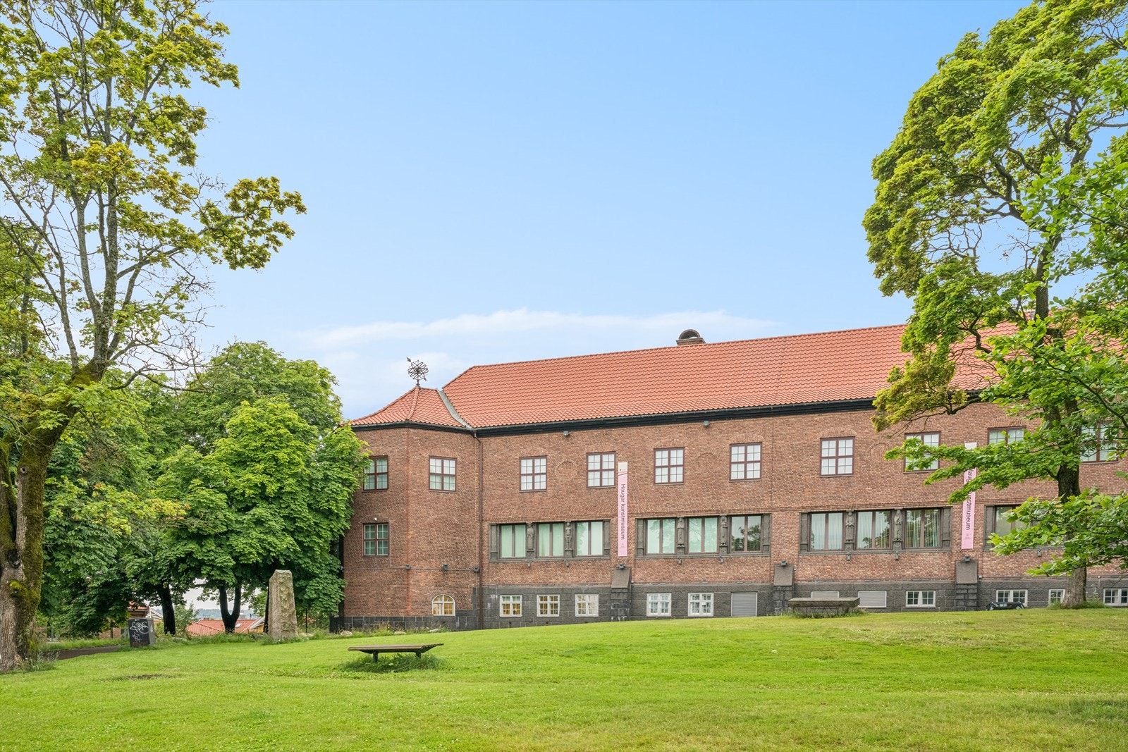 Haugar med park, kunstmuseum, spisested med mer ligger utenfor inngangsporten til eiendommens bakhage. Galleribilde