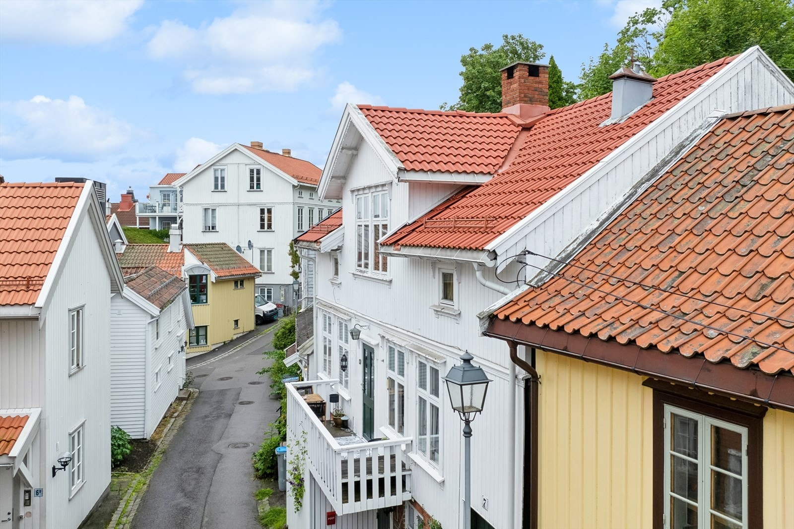 Man bor i en fredelig del av byen, noen steinkast unna ligger kafèer og spisesteder på rekke og rad. Galleribilde