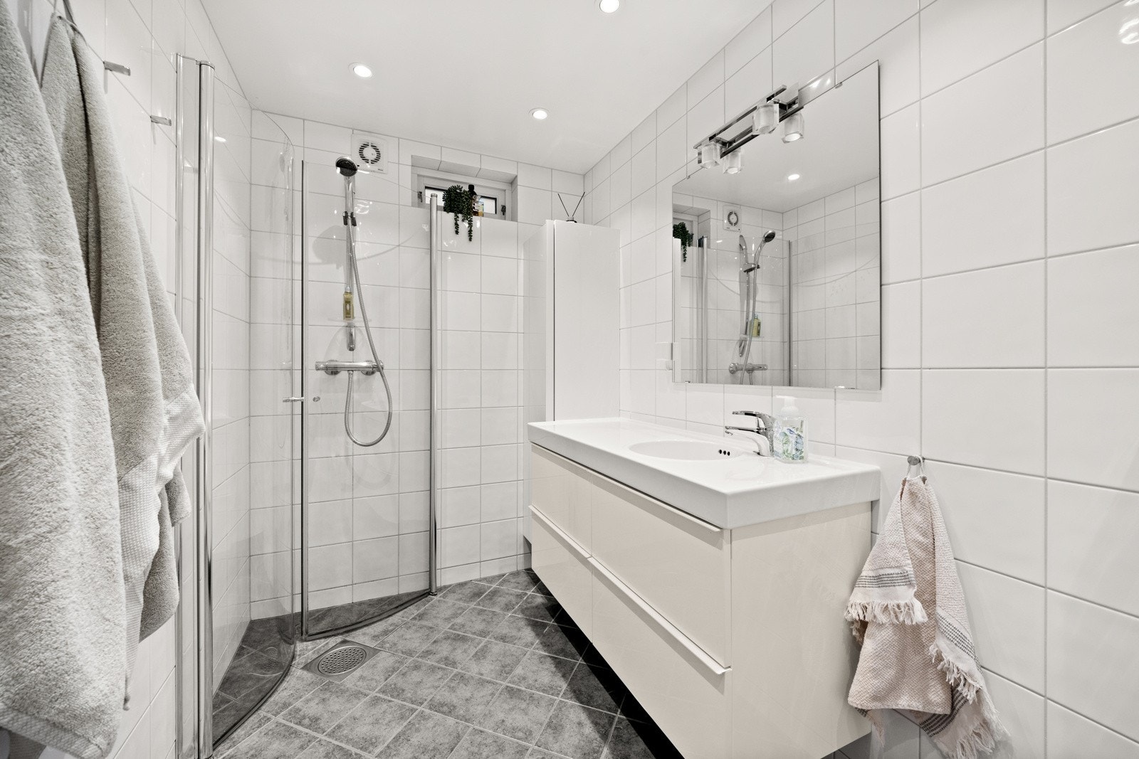 Pent flislagt baderom. Galleribilde