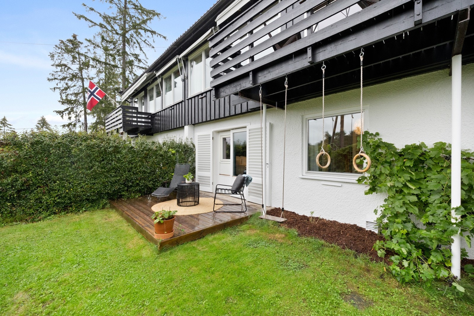 Dette er en innholdsrik og attraktiv halvpart av tomannsbolig med en sært idyllisk beliggenhet i en rolig og tilbaketrukket blindvei. Galleribilde