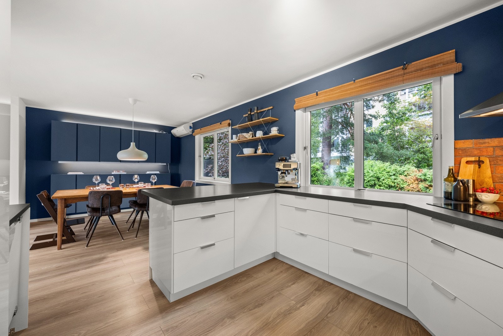 Den åpne løsningen skaper en sømløs overgang. Galleribilde