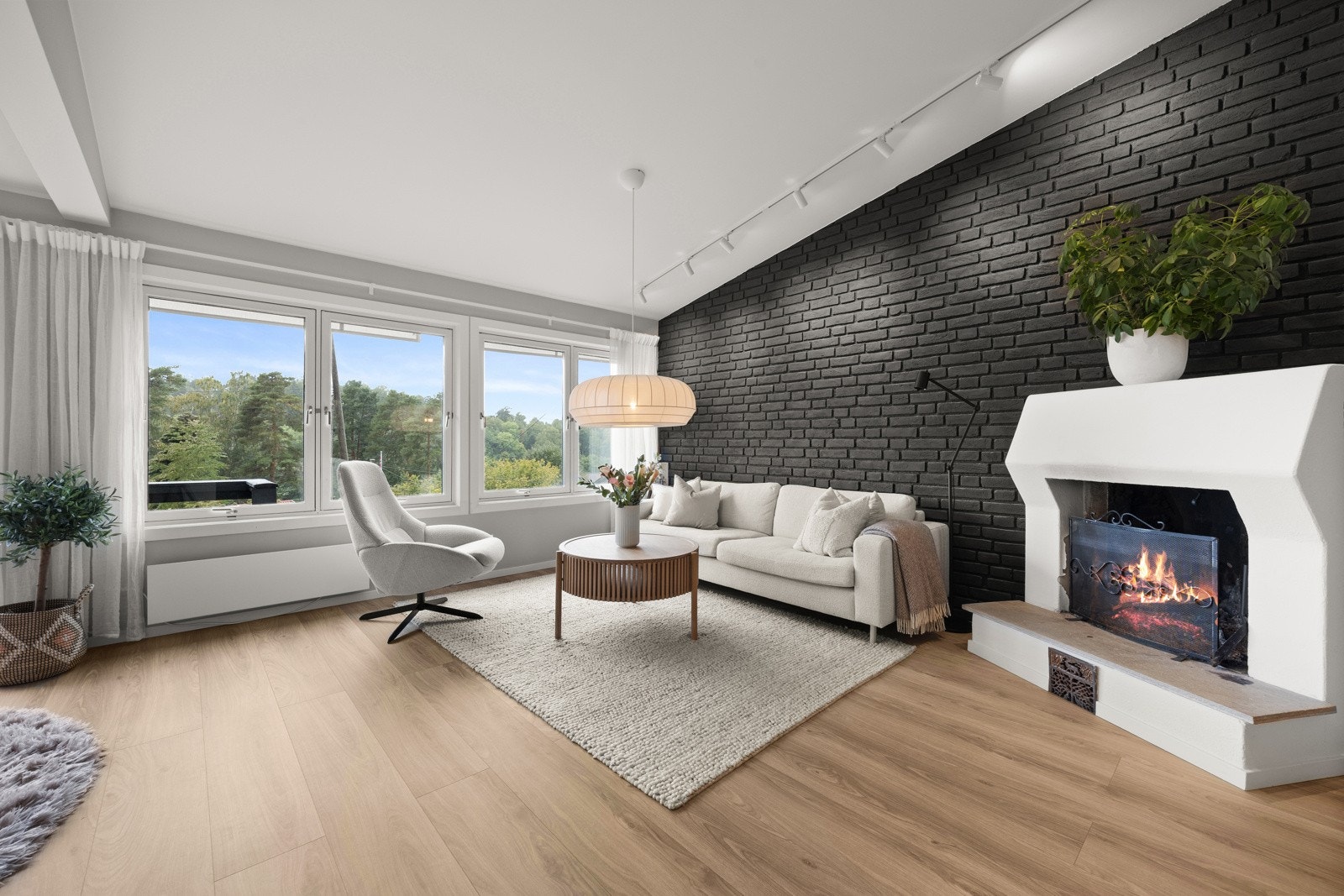 Sentralt i stuen er det en peis som gir varme under kjøligere dager. Galleribilde