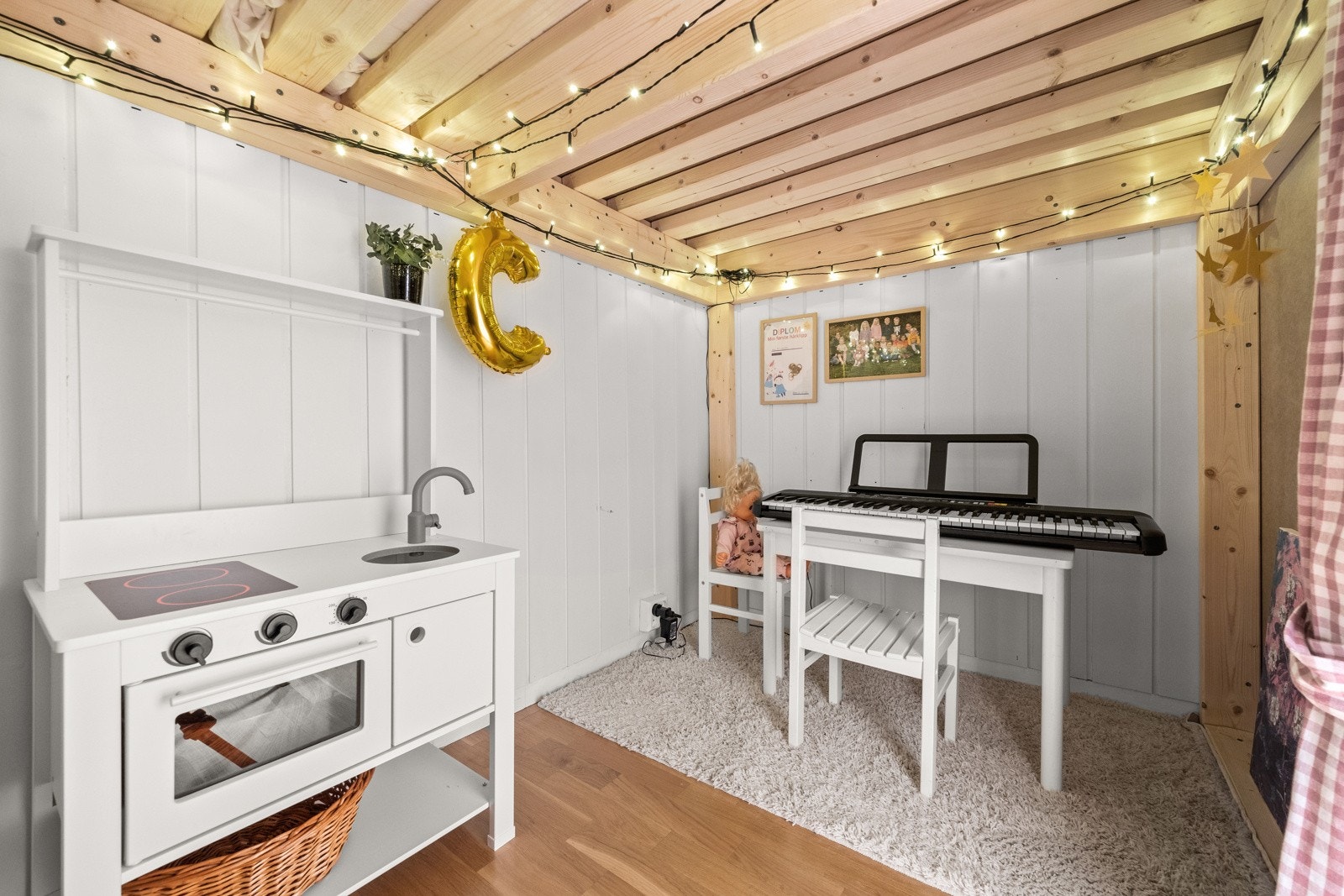 Under hemsen har du også et praktisk og koselig lekerom. Galleribilde