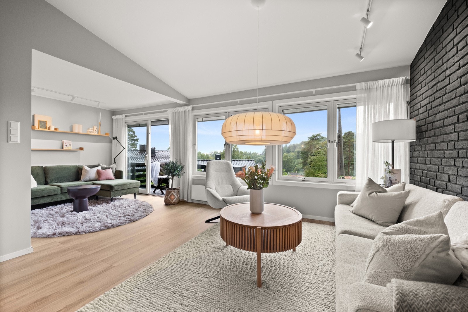 Lys og romslig stue med store vindusflater som gir rikelig med lysinnslipp. Galleribilde