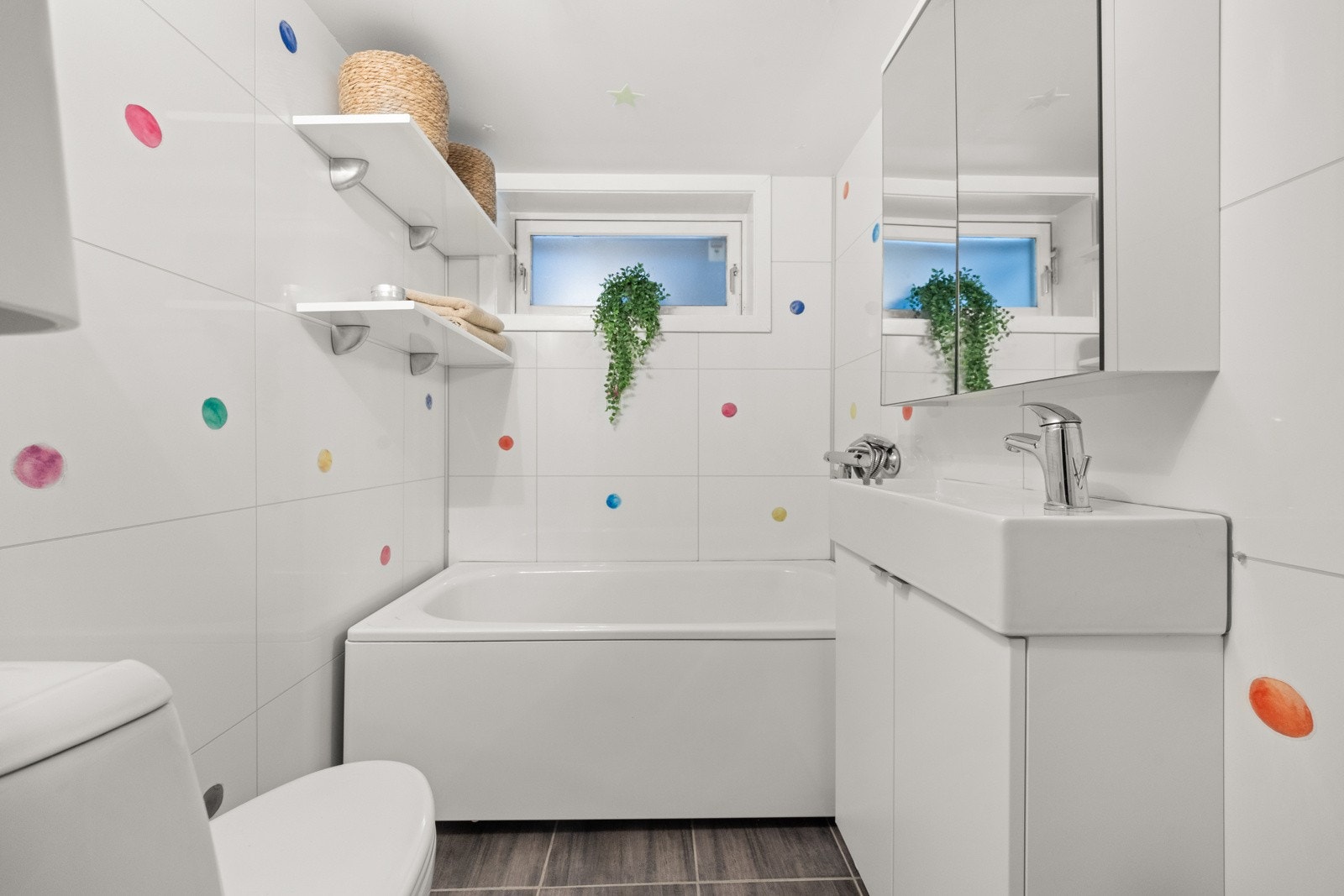 Baderom 2 i u. etasje har et badekar. Galleribilde