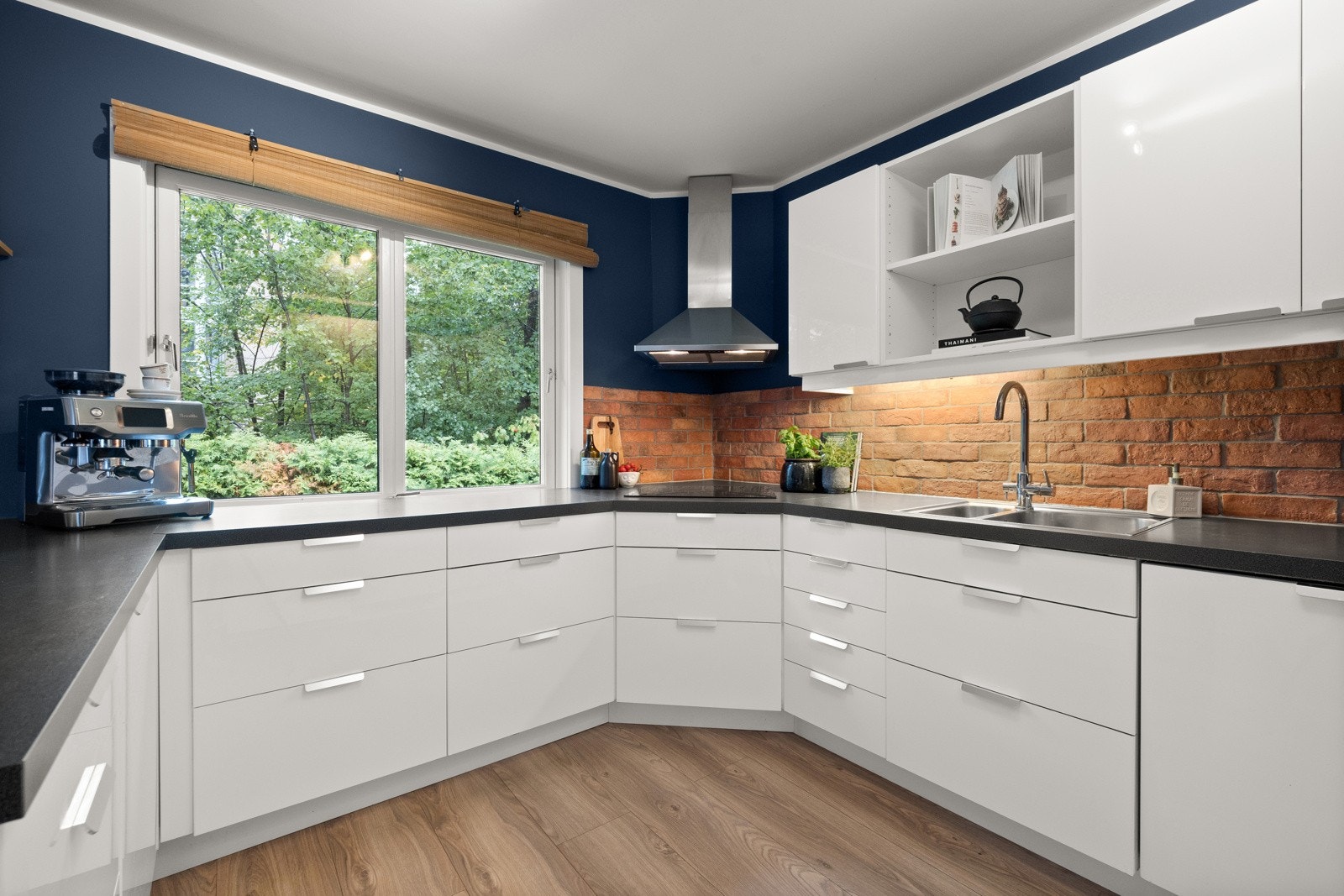 Kjøkkeninnredningen har slette fronter og benkeplate av laminat. Galleribilde