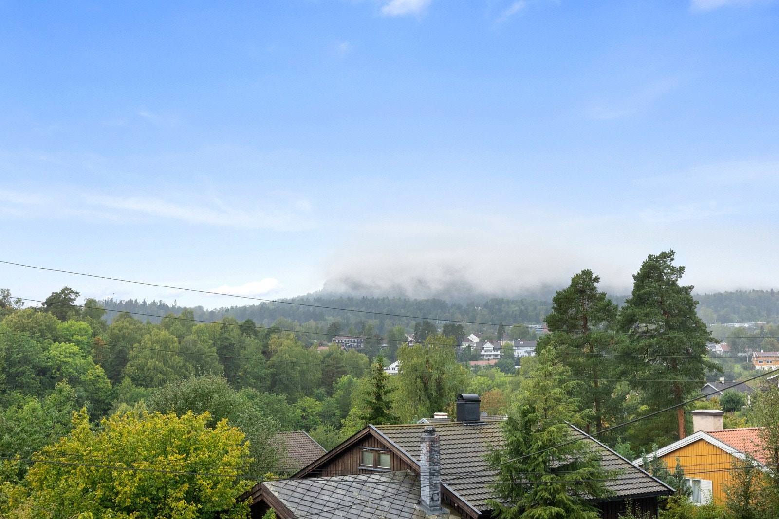 Boligen ligger høyt og fritt som gir en flott utsikt over deler av Bærum, Kolsåstoppen og nærområdet. Galleribilde