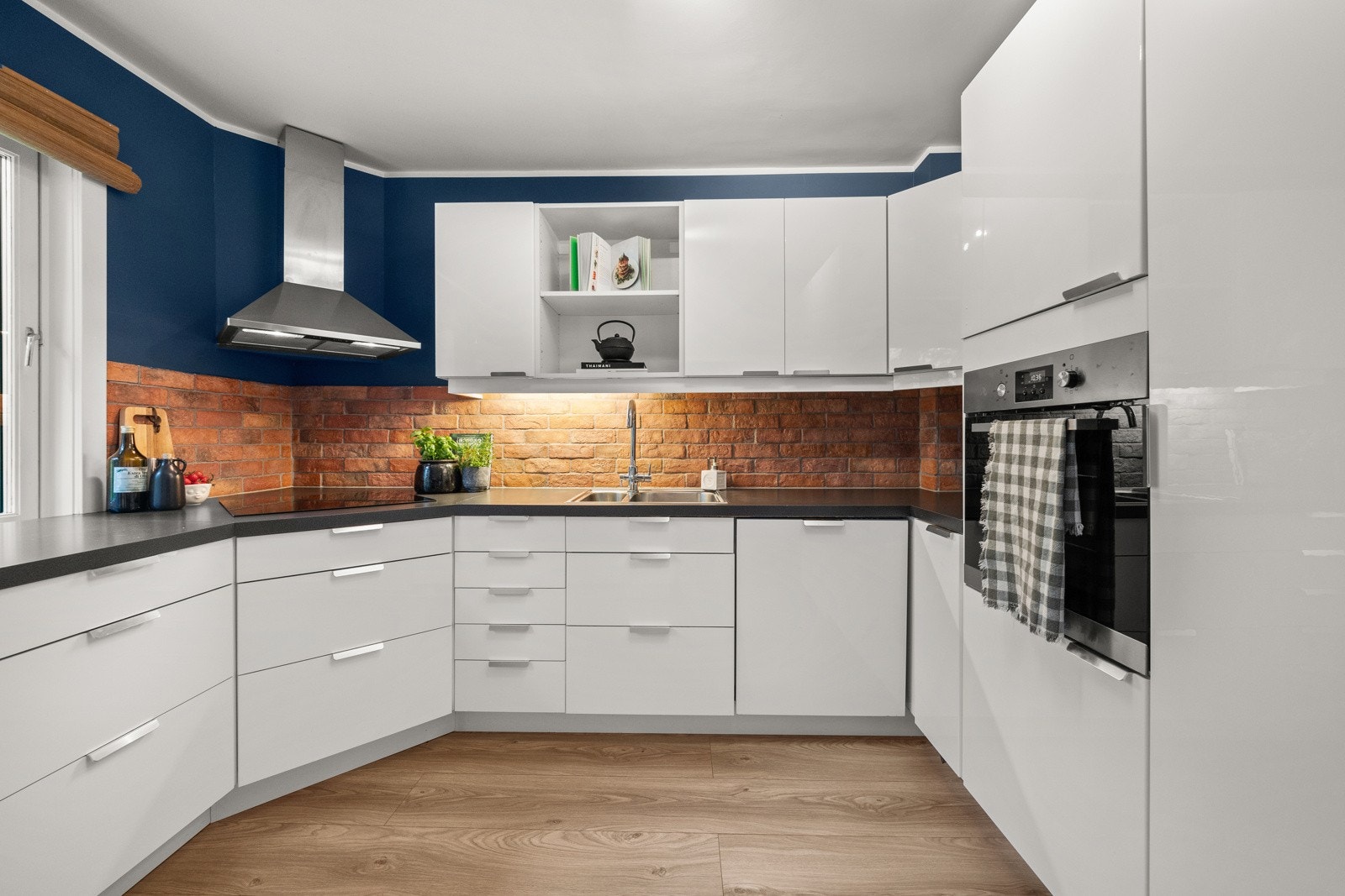 Det er Iitegrerte hvitevarer som nedfelt induksjonstopp, stekeovn, kjøleskap, fryser og oppvaskmaskin. Galleribilde