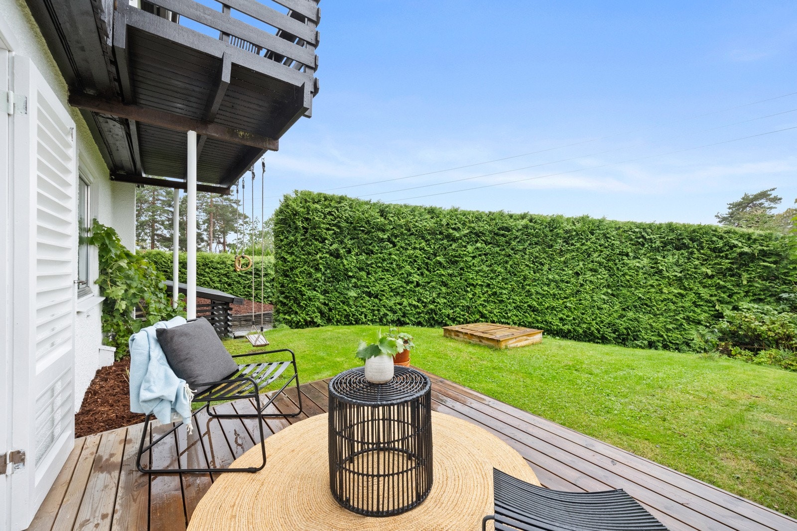 Boligen byr på flotte uteområder med blant annet en koselig hage og en markterrasse. Galleribilde