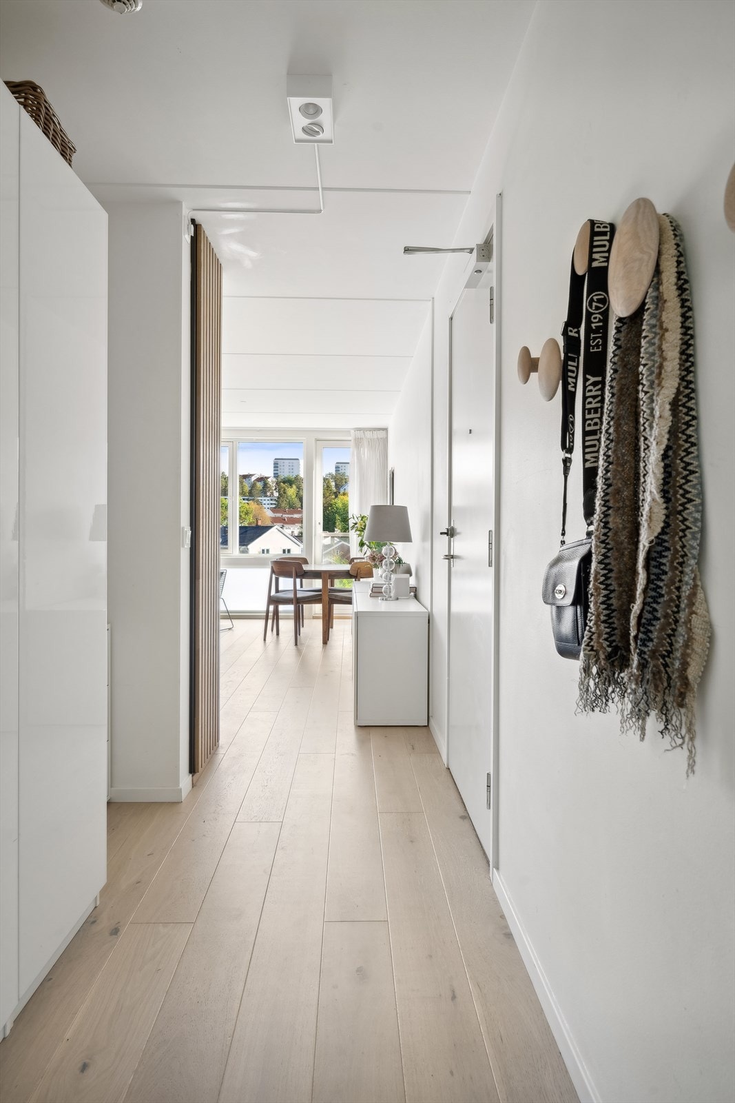 Det er brann / lyddør i entré. Det er meget pene parkettgulv i leiligheten. Galleribilde