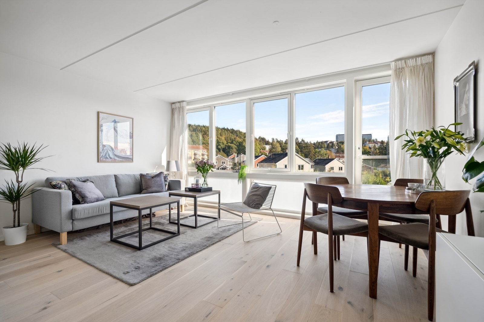Det er fransk balkong i stuen. Det god plass til sofaløsning og spisestuemøblement. Galleribilde