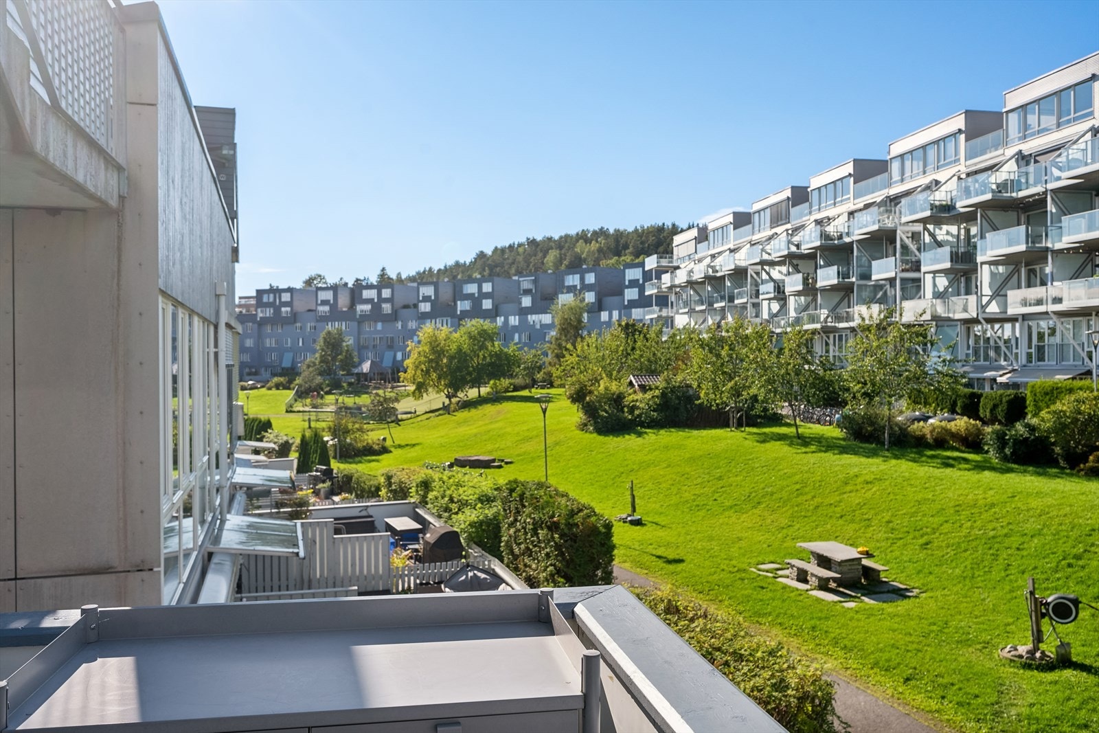 Leiligheten har en super beliggenhet like ved markagrensa. Balkongen på 7,7 kvm med sol på ettermiddag/kveld Galleribilde