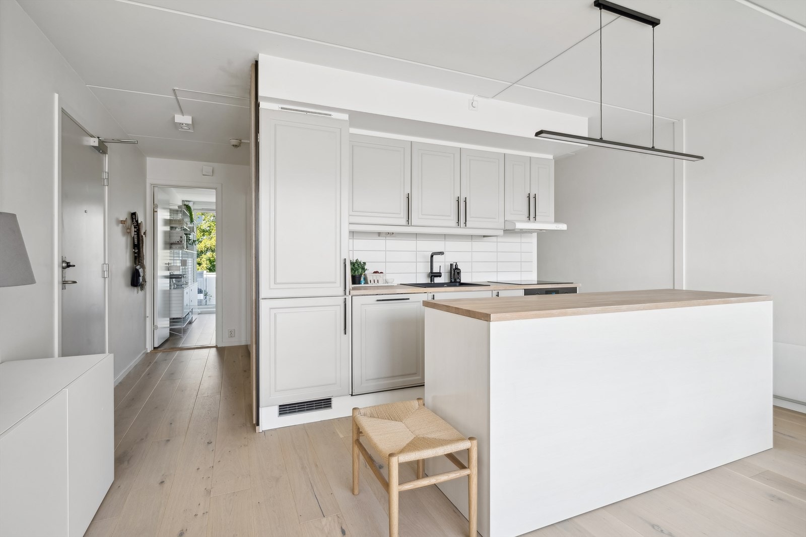 Det er moderne åpen stue - kjøkkenløsning i leiligheten. Galleribilde