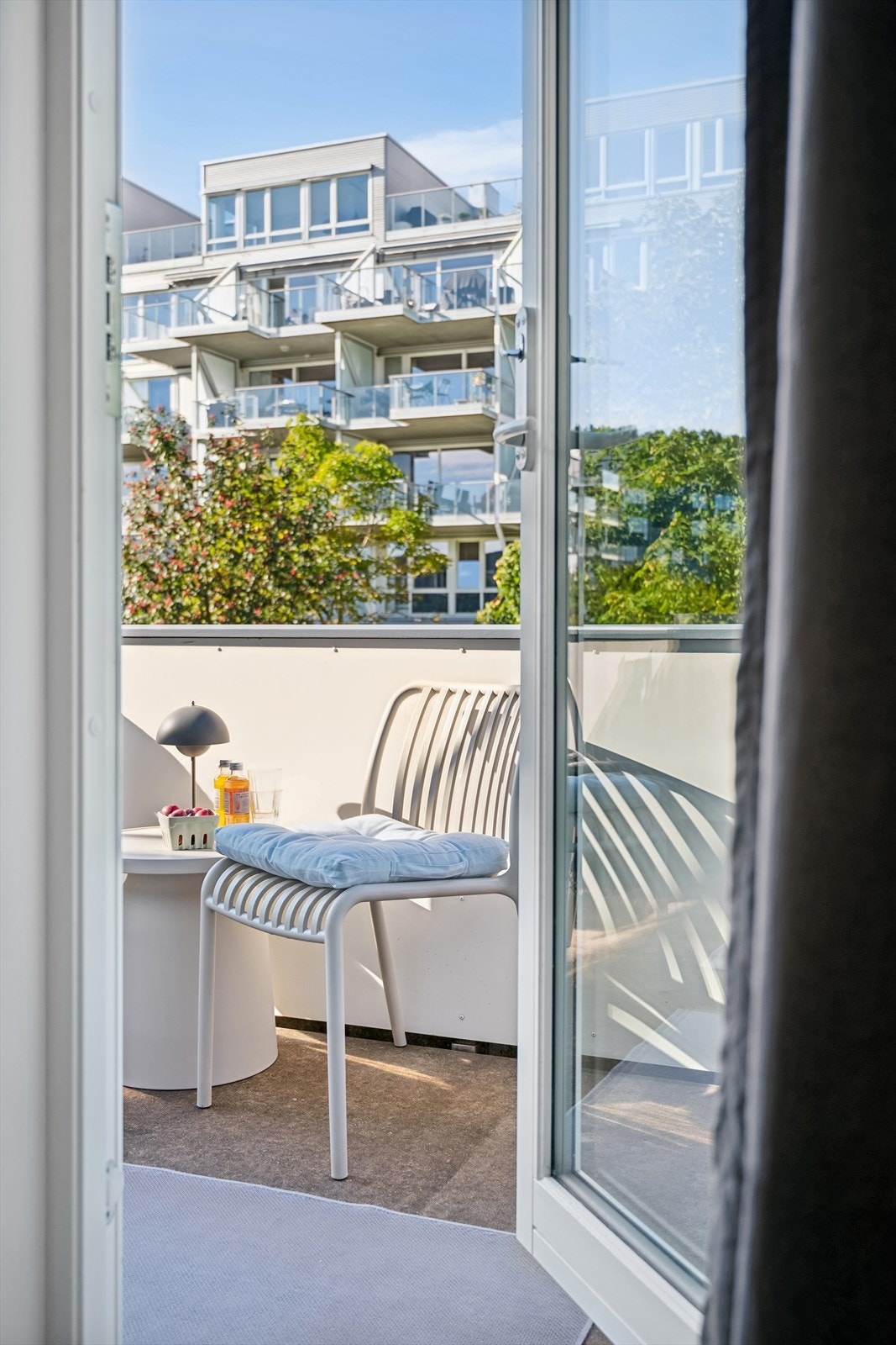 Balkongen vender ut mot fellesområde / den grønne bakgården. Galleribilde