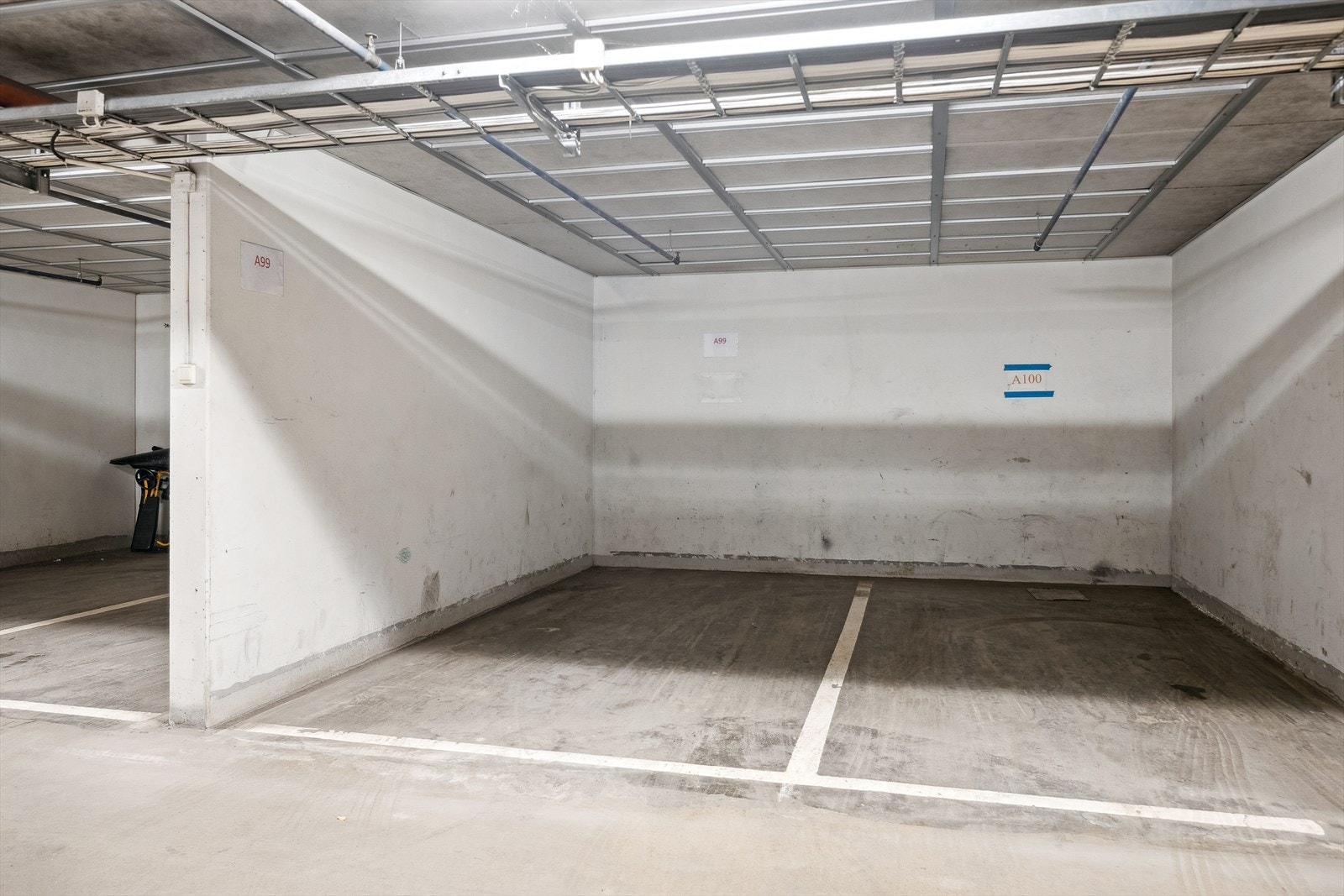 Det medfølger garasjeplass, i felles garasjekjeller. Plassen er merket med A99. Galleribilde