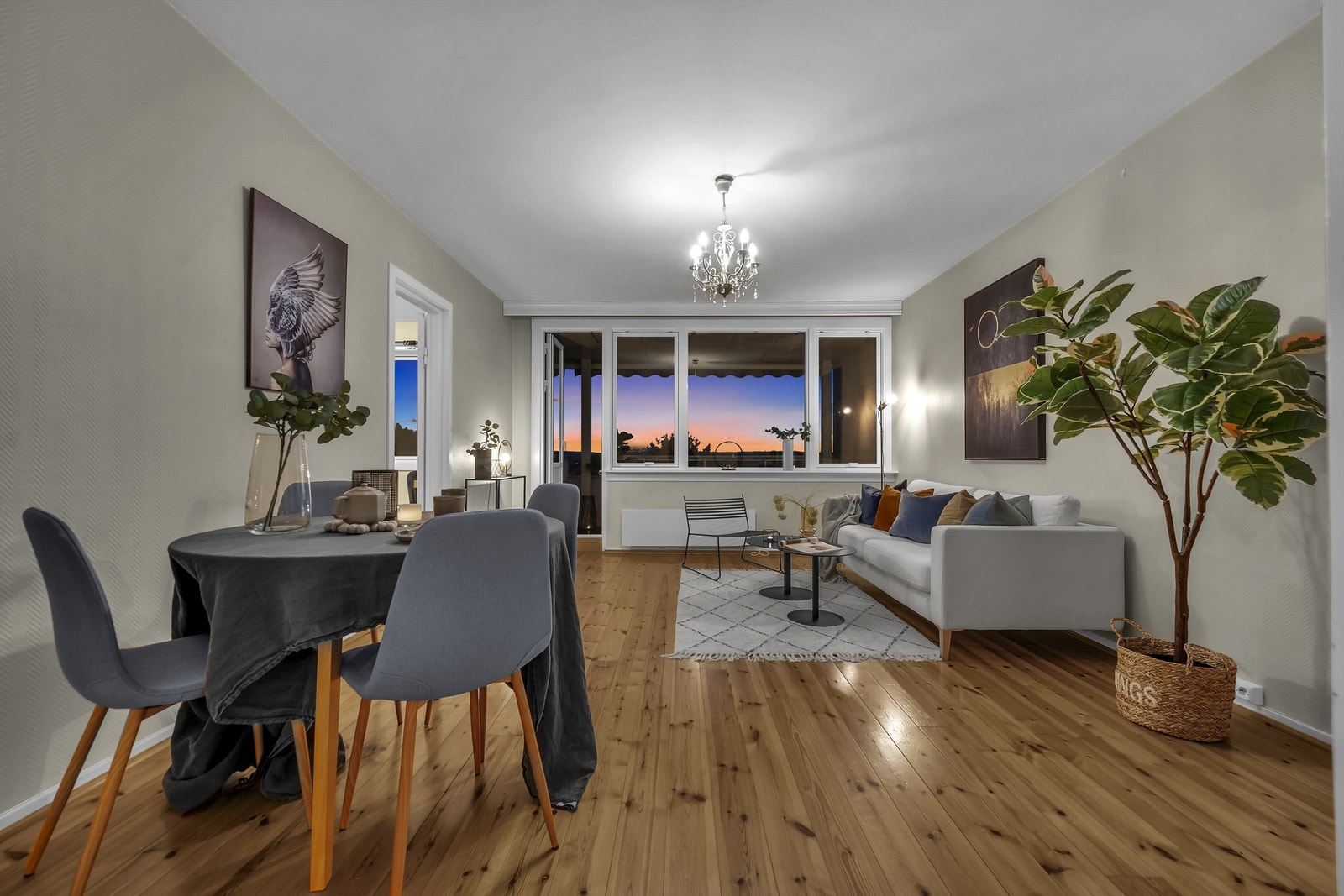 Romslig stue med plass til både sofagruppe og spisestuemøblement. Galleribilde