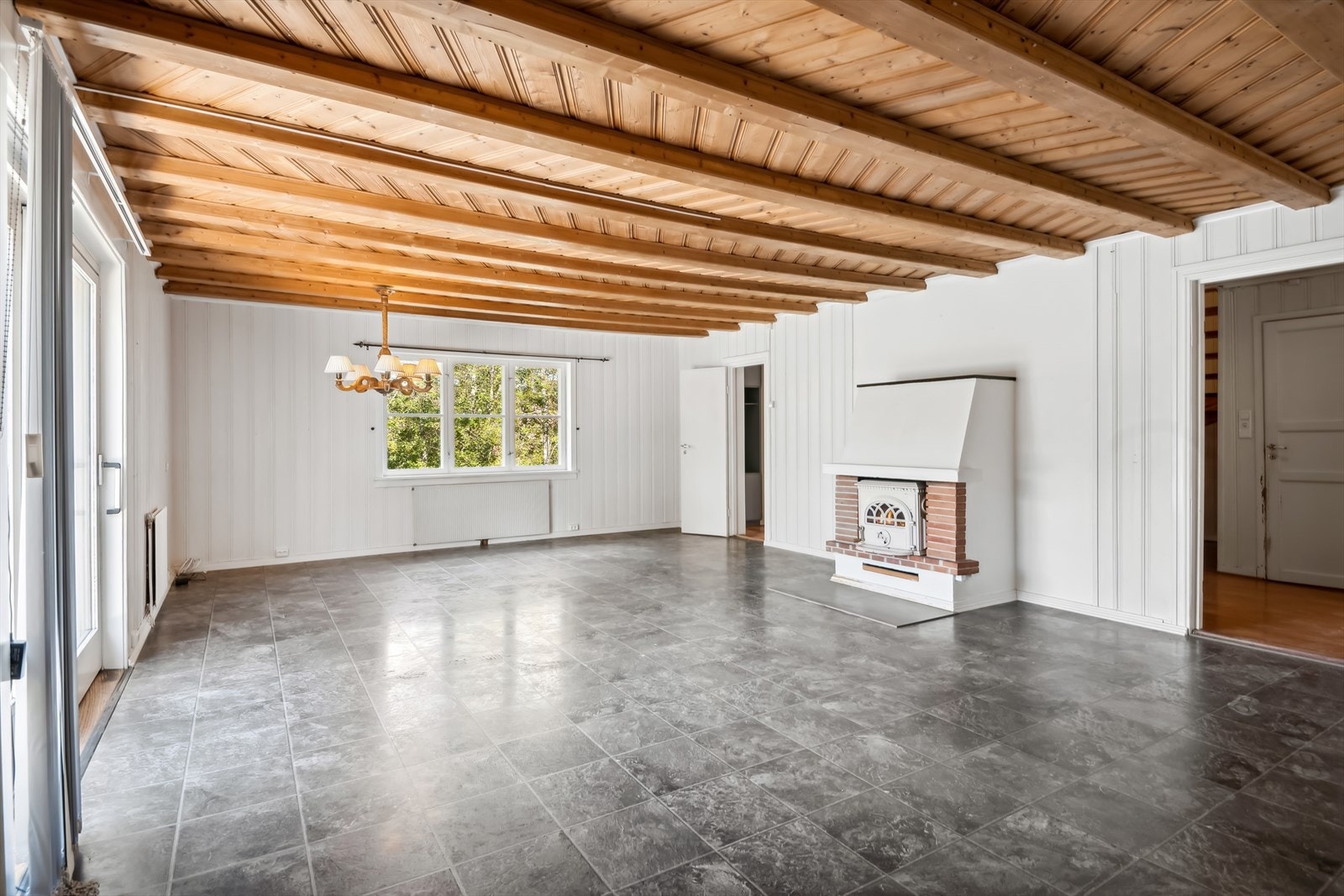 Fra stuen er det utgang til en stor balkong på 12 kvm. Galleribilde