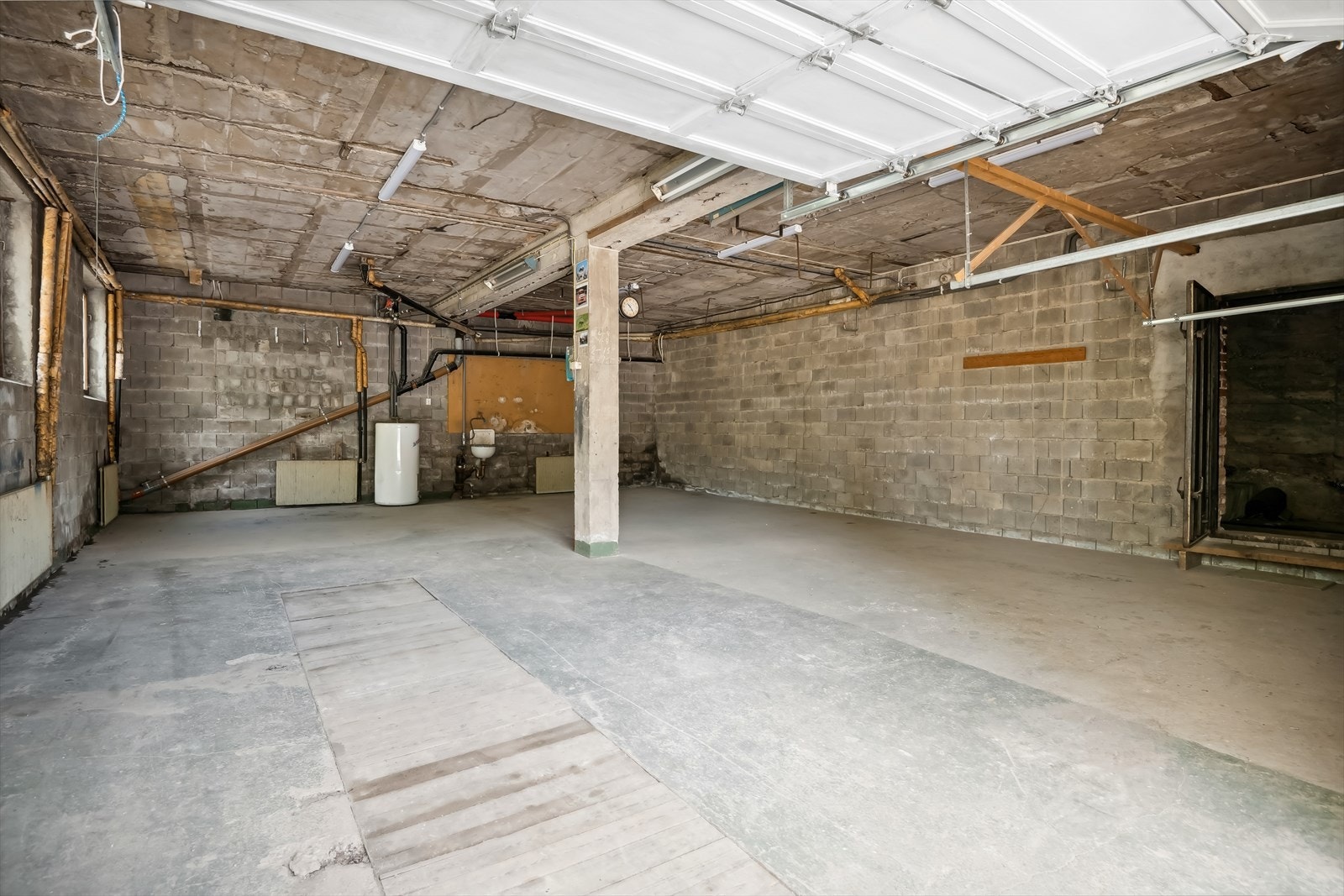 I underetasjen finnes det en stor garasje som er tilknyttet bod. Galleribilde