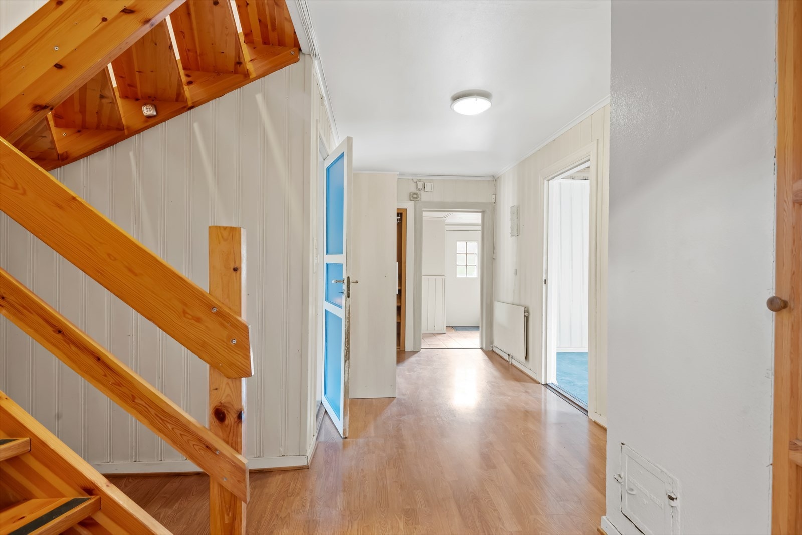 Entré med trappeoppgang til 2.etasje. Galleribilde