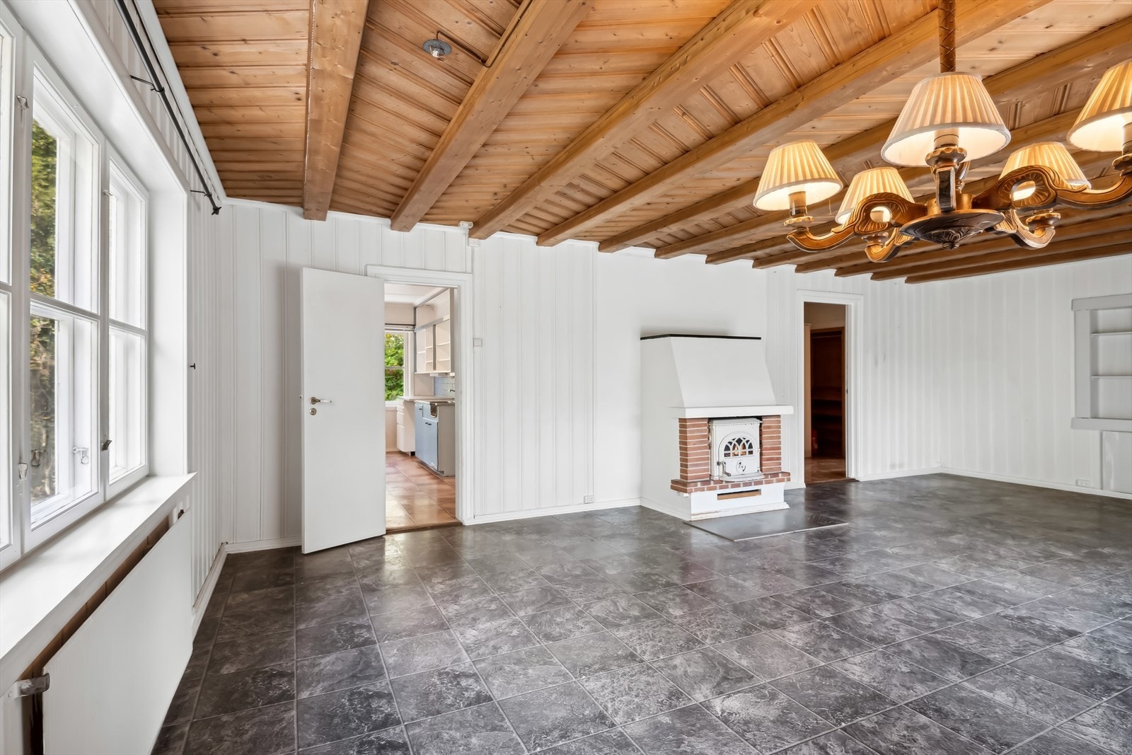 Lys og romslig stue med store vindusflater som slipper inn godt med naturlig lys. Galleribilde