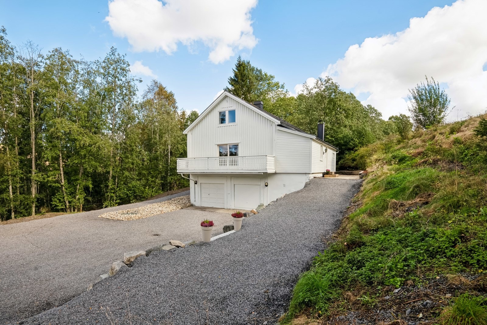 Stor gårdsplass med gode parkeringsmuligheter. Galleribilde