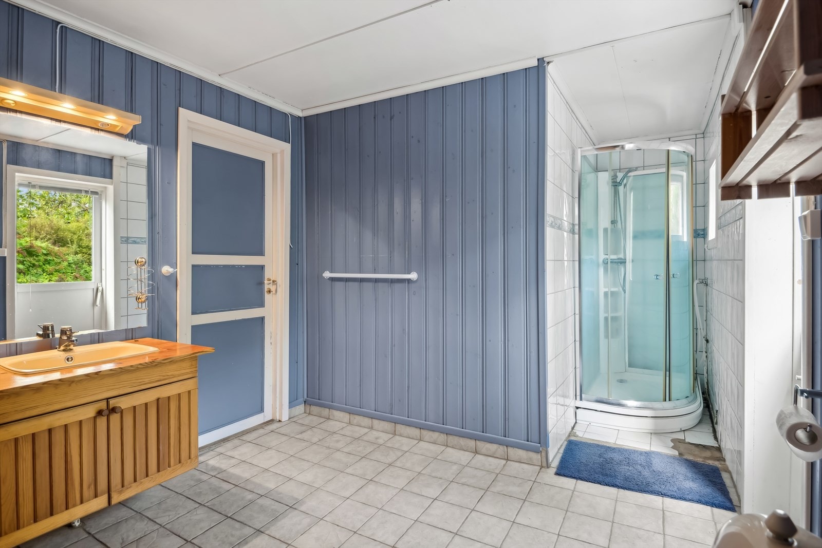 Romslig bad beliggende i boligens 1.etasje. Galleribilde