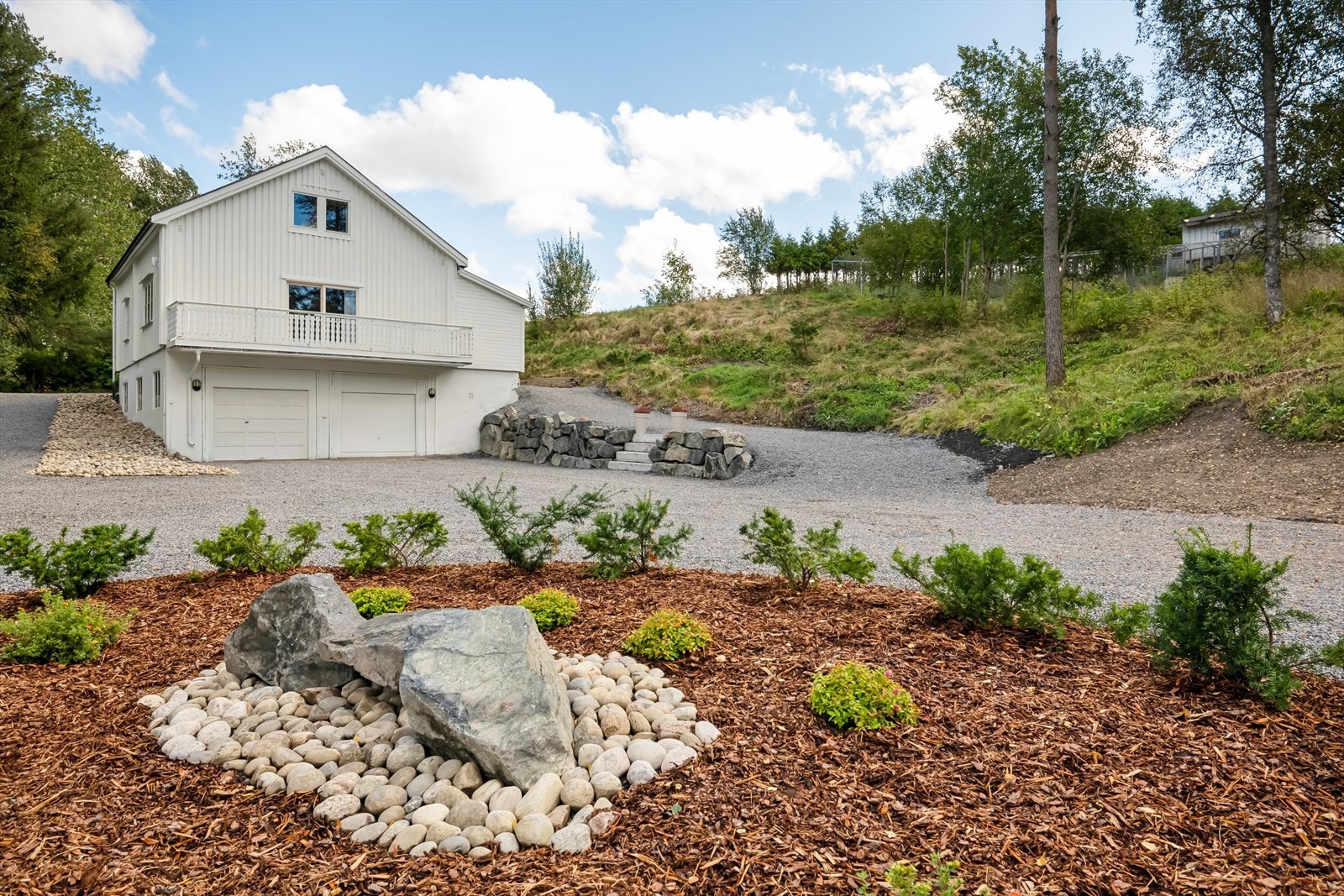 Boligen går over to etasjer og har en underetasje med rikelig lagringsplass samt dobbelgarasje. Galleribilde