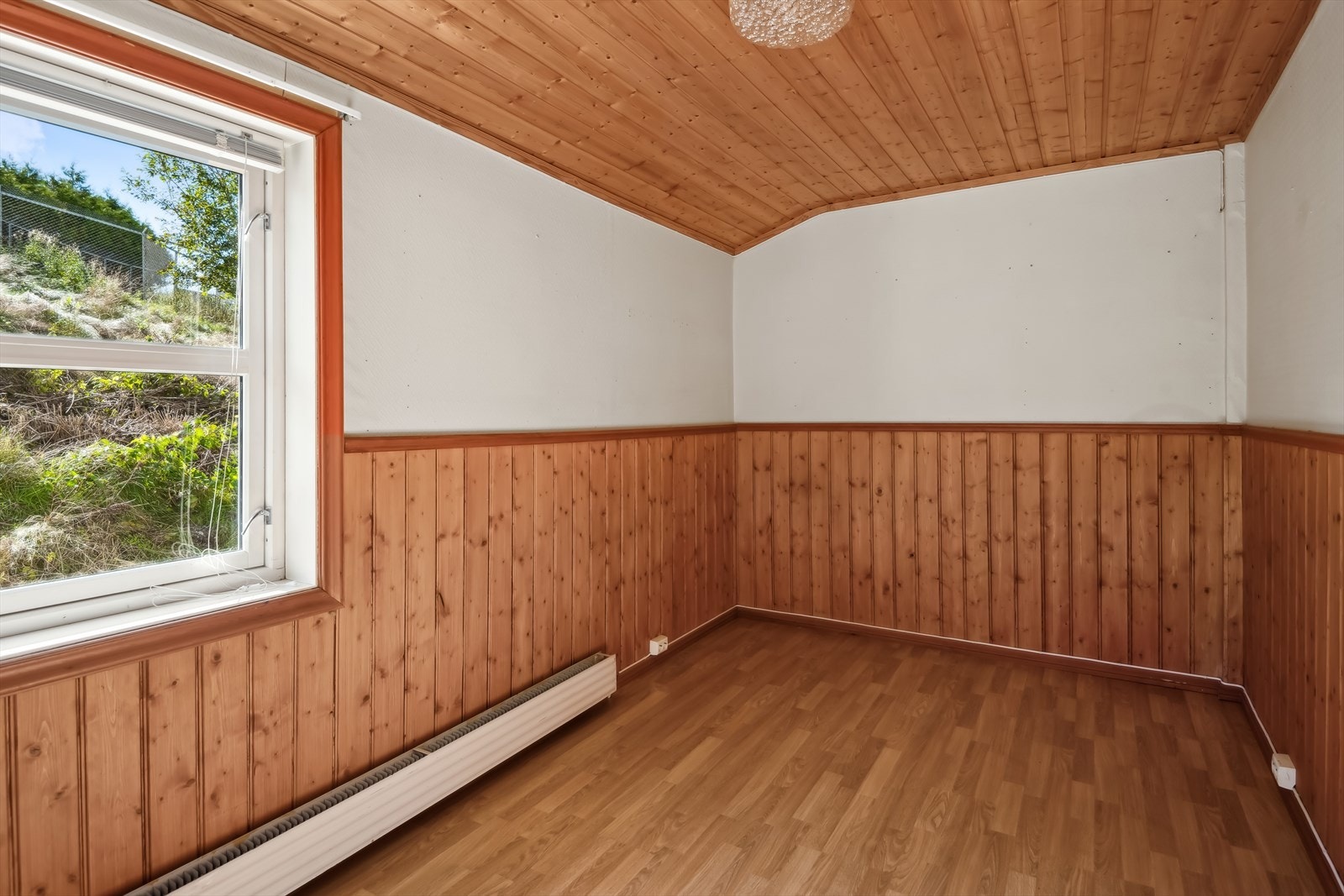 Hovedsoverommet befinner seg i 1.etasje, her er det plass til dobbeltseng med annet tilhørende møblement. Galleribilde