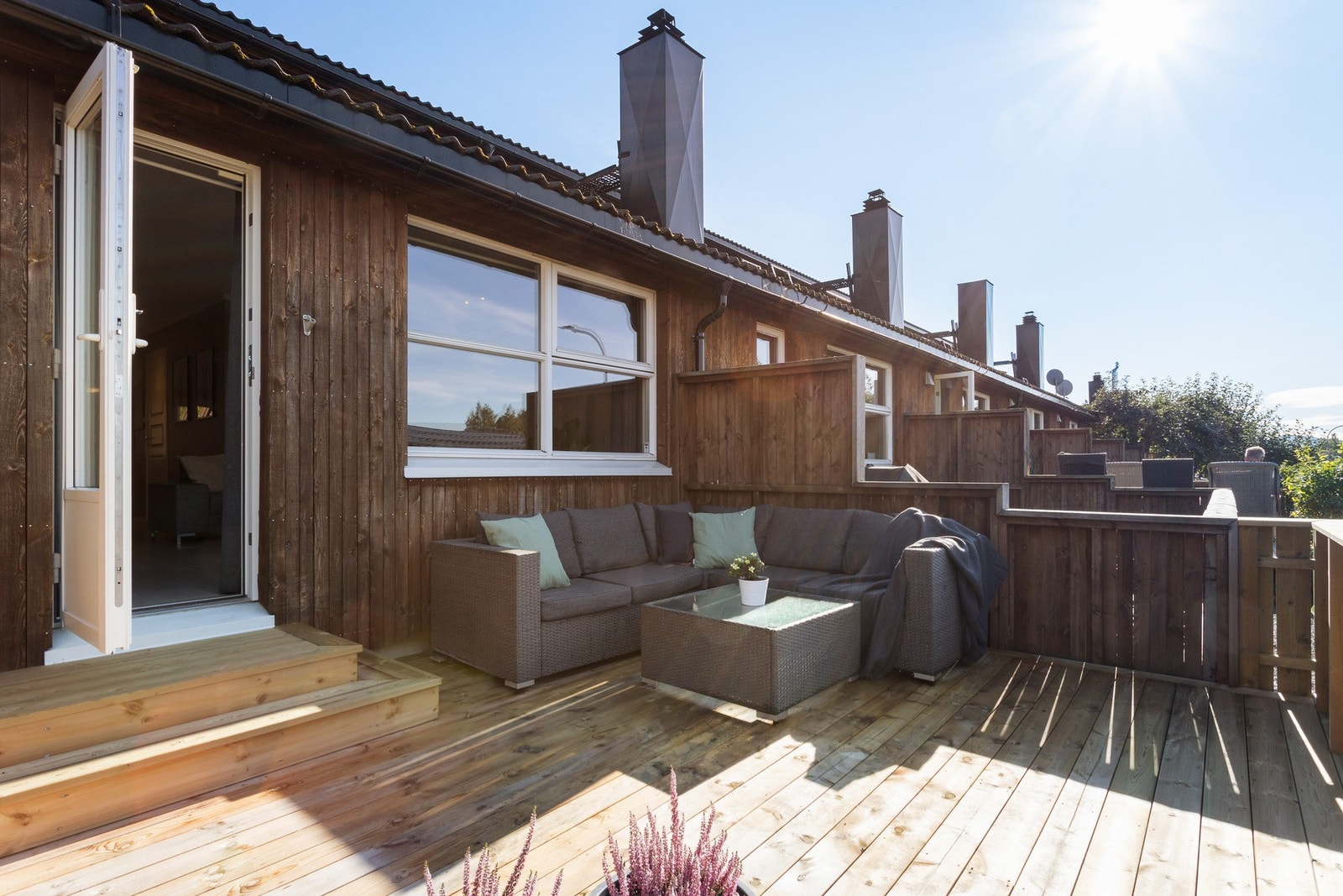 Fra stuen har man direkte utgang til en solrik og stor terrasse på hele 18,5 kvadratmeter. Galleribilde