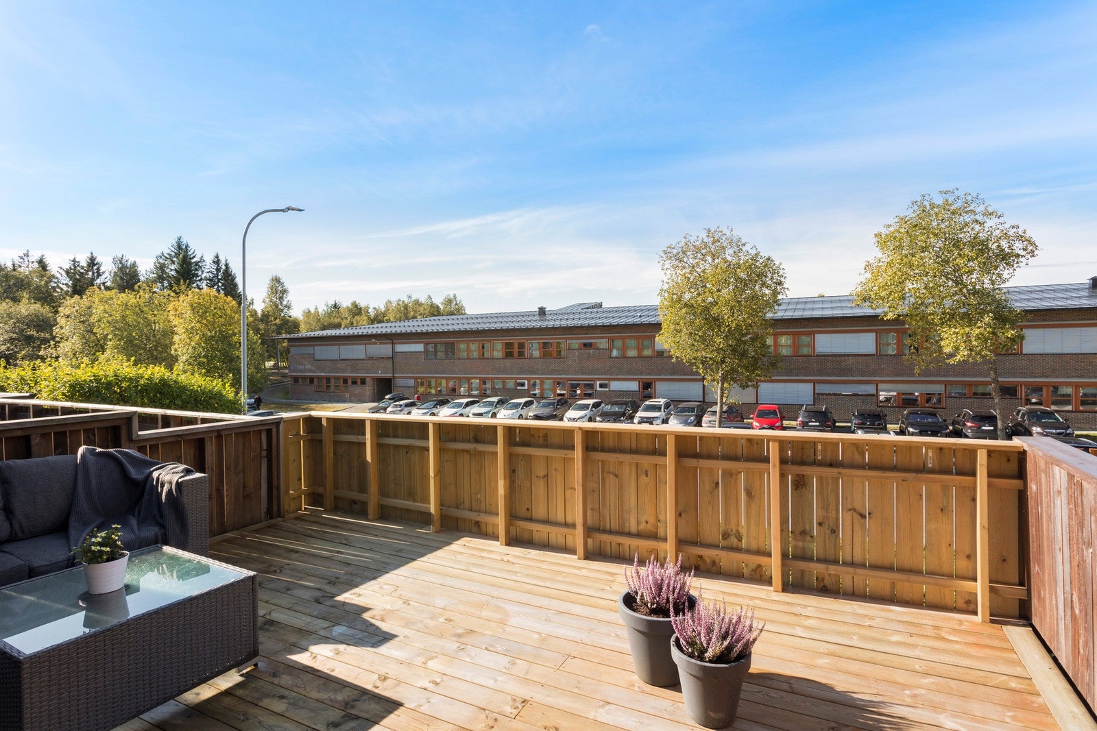 Terrassebord og kledning på rekkverk bak ble skiftet i 2024. Galleribilde