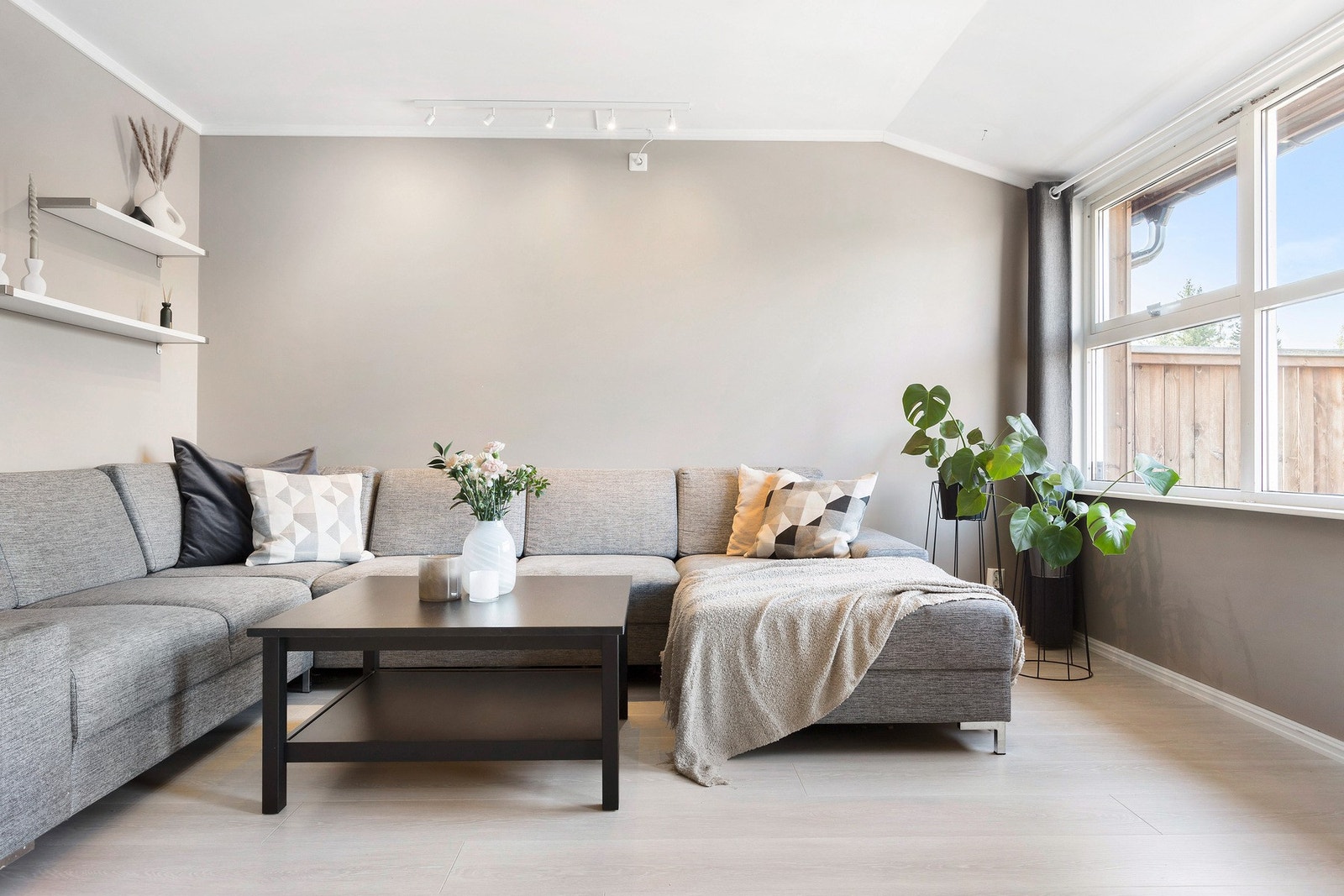 Et innholdsrikt rekkehus fordelt over to plan i et populært boligområde. Galleribilde