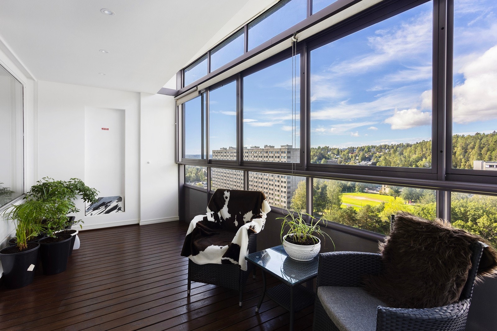 Dette er en moderne og lekker 3-roms toppleilighet i 13. etg (med heis) beliggende sentralt på Ammerud! Galleribilde