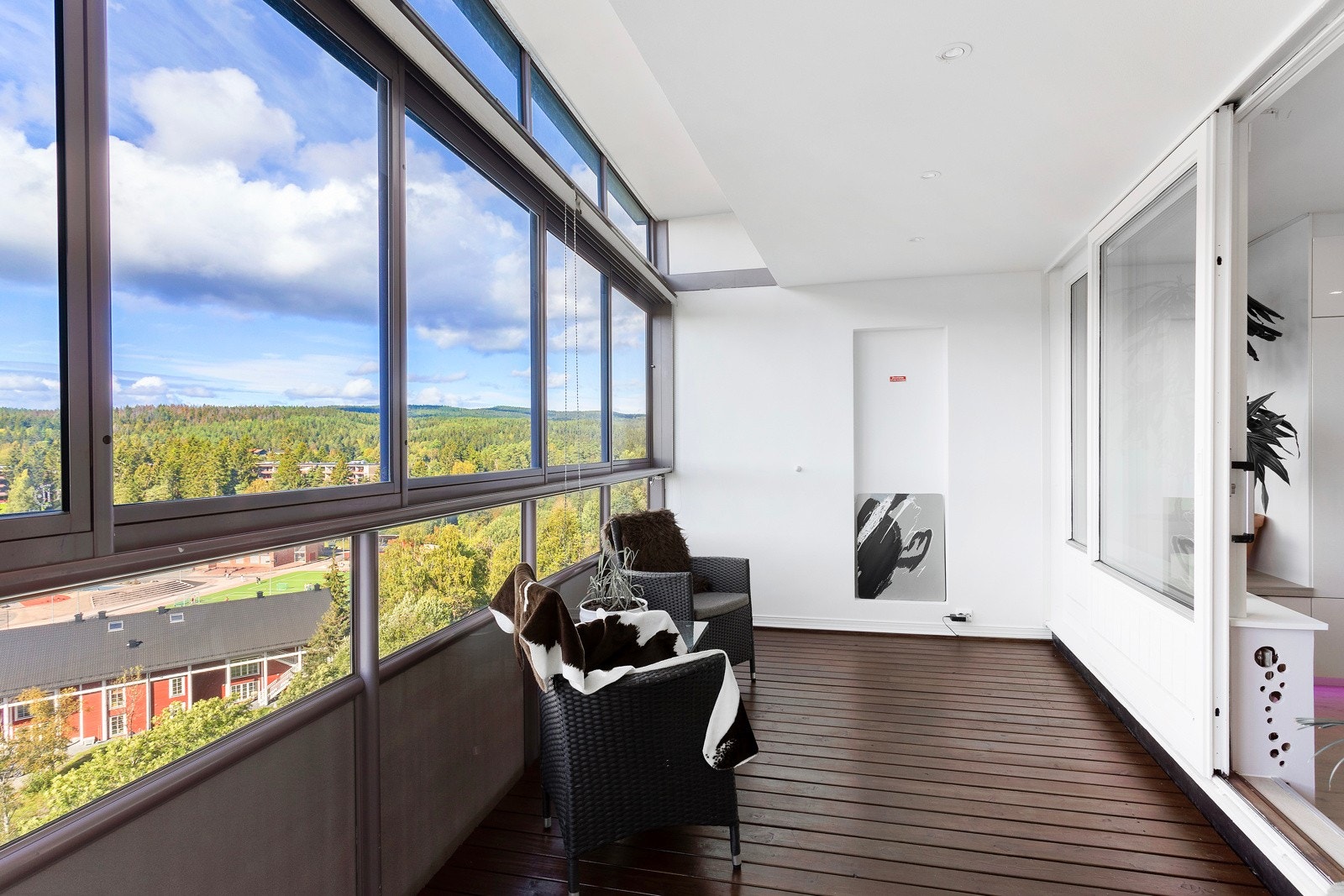 Her kan du nyte ettermiddagssolen, bruke både gass- og elektrisk grill, samt skape en grønn oase med planter og utemøbler. Et flott sted å tilbringe tid utendørs med maksimal komfort og privatliv. Galleribilde