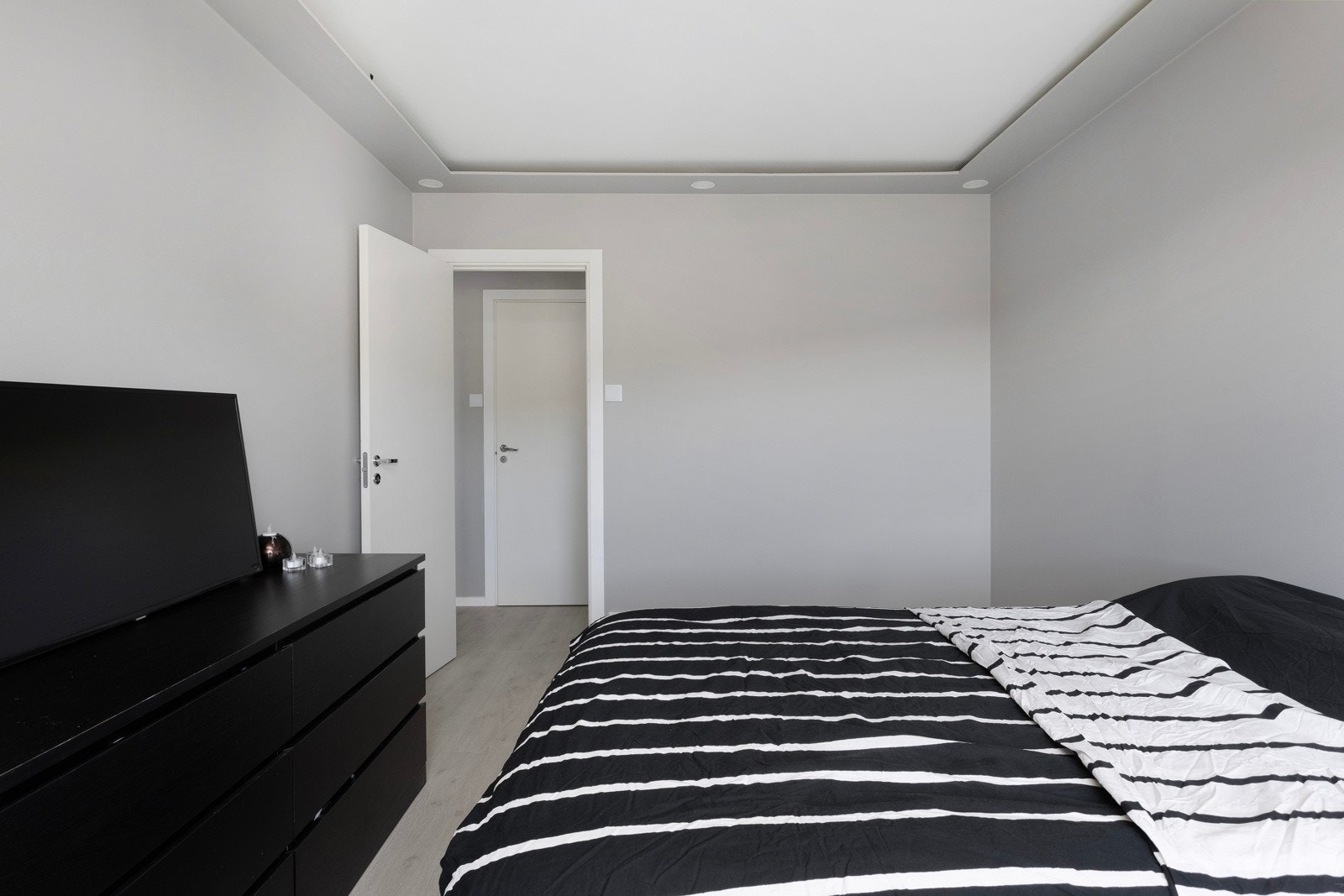 Boligen har to soverom av gode størrelser, begge er utført med en moderne farge som gir et stilfullt uttrykk. Galleribilde