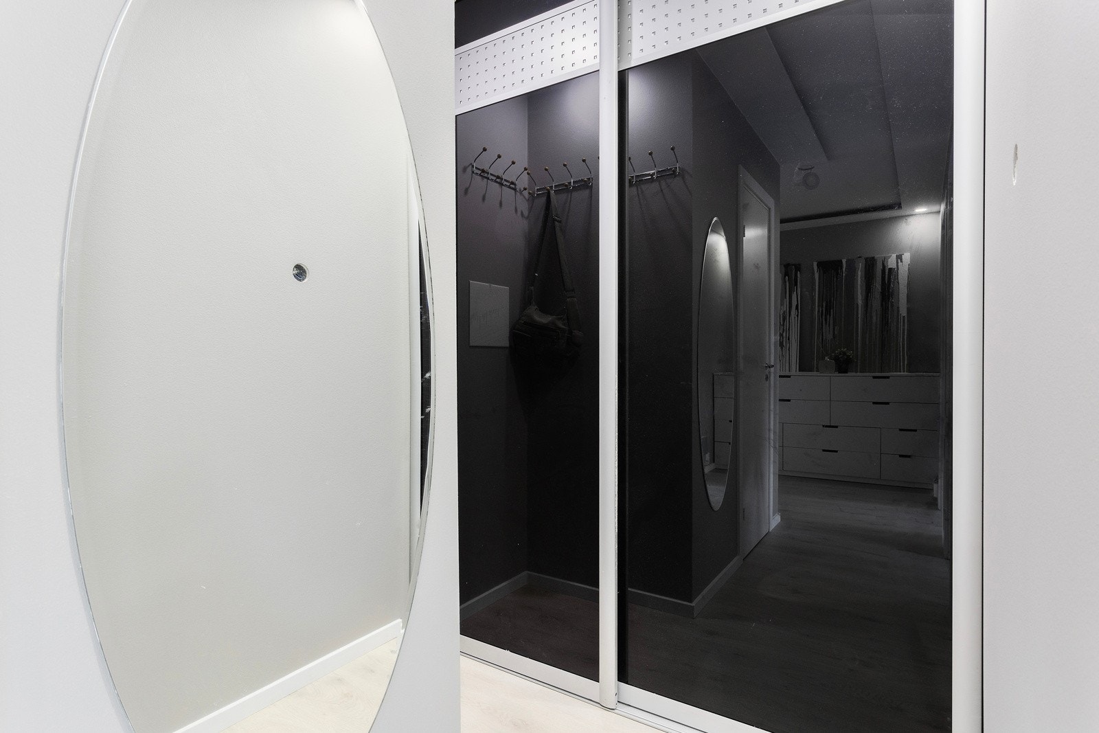 Videre rundt hjørnet i gangen finner du en skyvedørsgarderobe - perfekt for oppbevaring av sko og yttertøy. Galleribilde