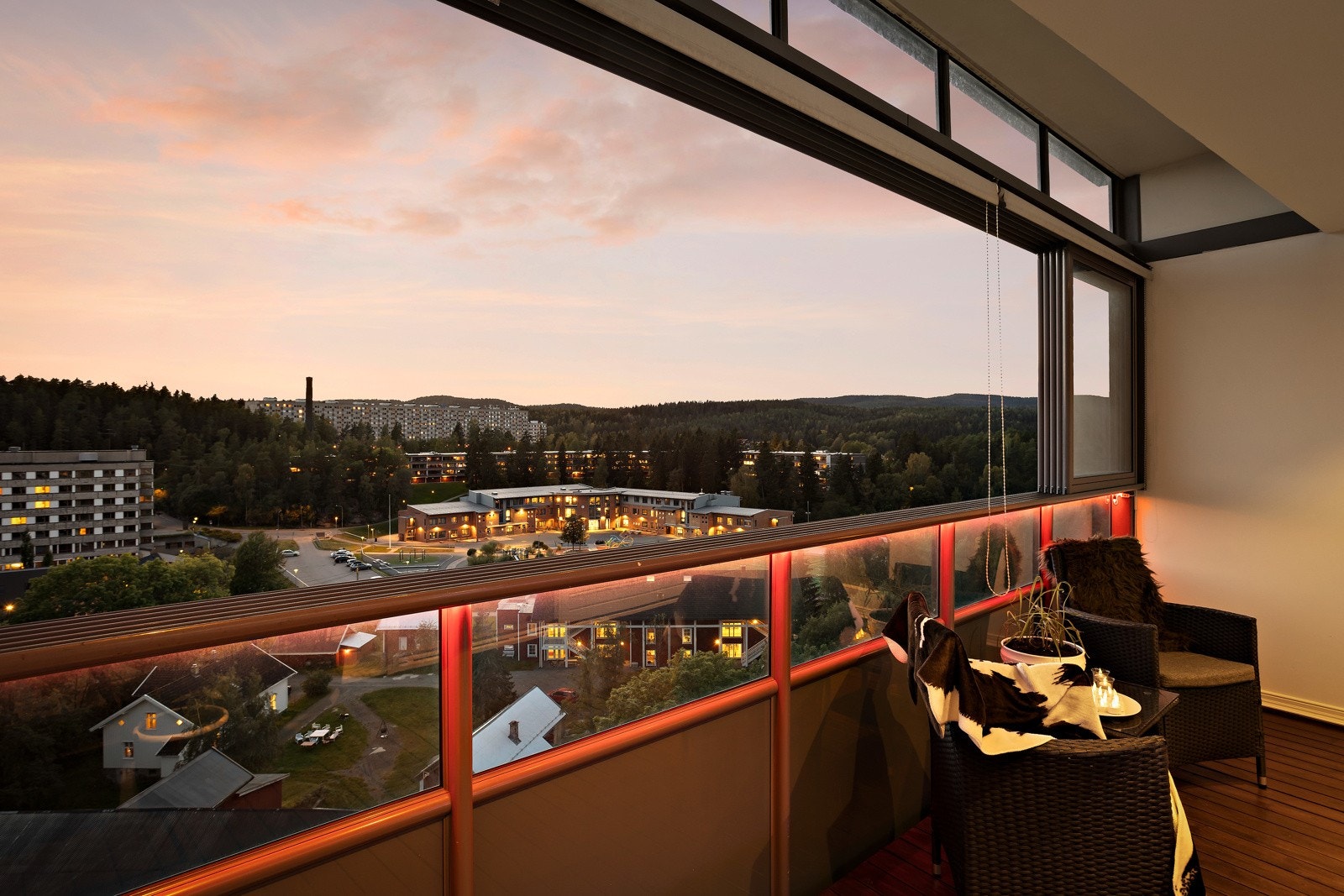 Med nylakkerte terrassebord fra 2024, og LED-lys som setter stemningen, er dette et ideelt uteområde. Galleribilde