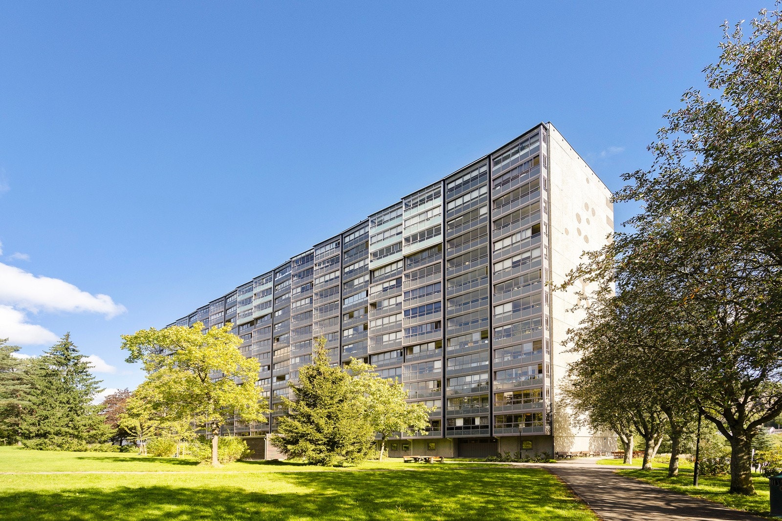 Blokken består av 13. etasjer samt. underetasje. Leiligheten ligger i byggets 13. etasje med heis og trappefri adkomst. Galleribilde