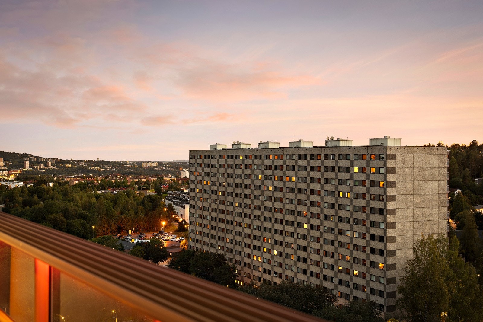 Utsikt fra balkongen. Den vestvendte og innglassede balkongen på 12 kvm gir deg en perfekt plass for både avslapning og koselige kvelder. Galleribilde