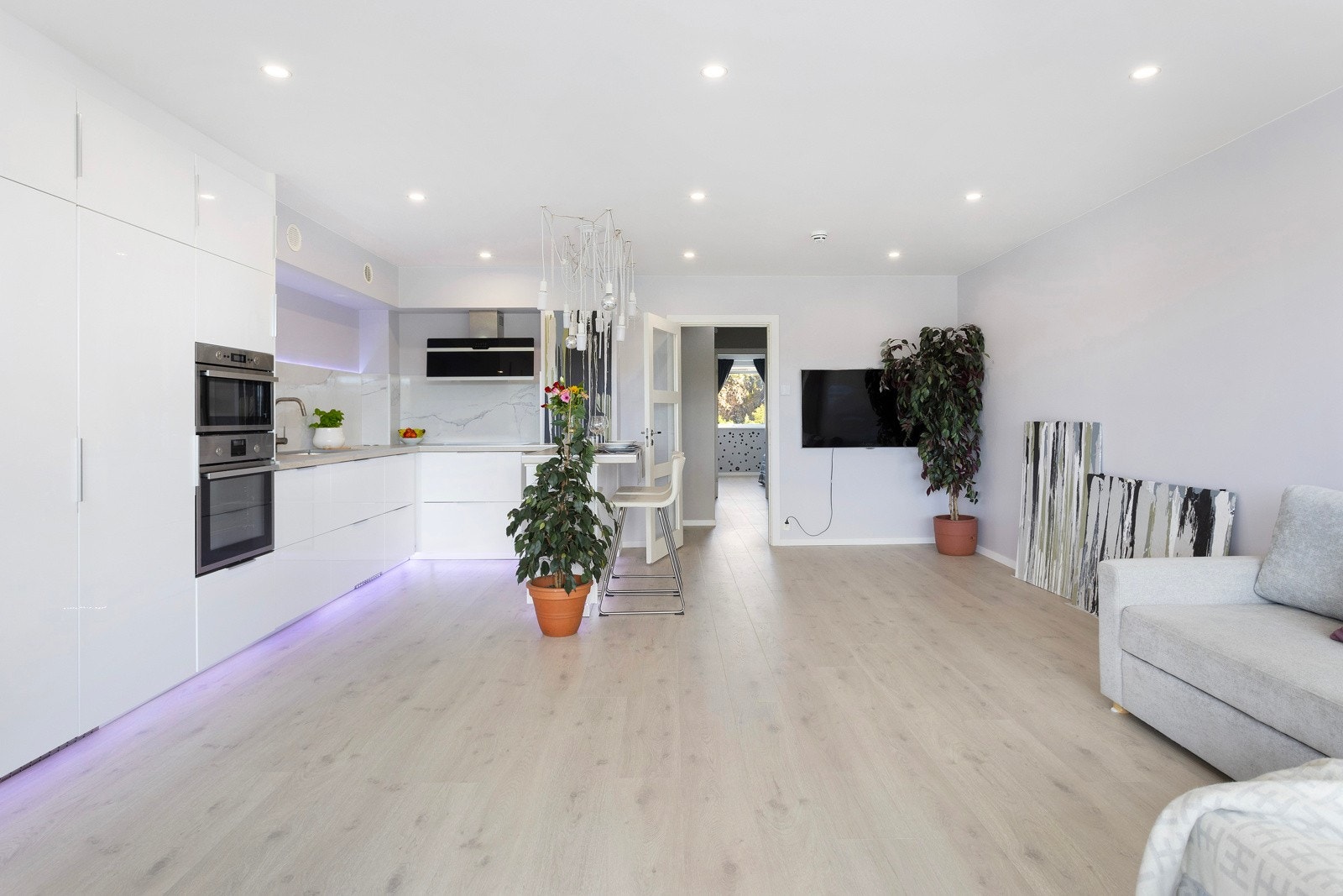 Denne oppgraderte stue- og kjøkkenløsningen fra 2015 kombinerer funksjonalitet og stil på en imponerende måte. Her får man også varmtvann, fyring og internett inkludert i felleskostnadene. Fronter ble skiftet ut i 2018. Galleribilde