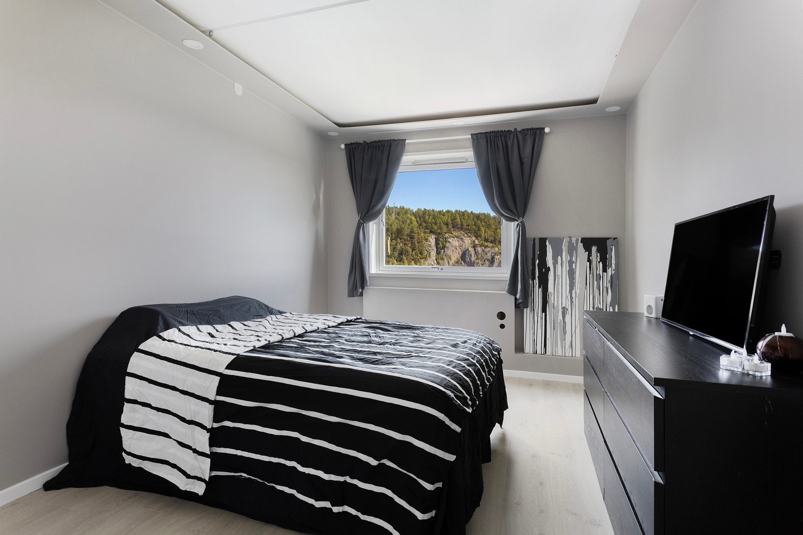 Her er det god plass til både seng og oppbevaringsmøbler. Galleribilde