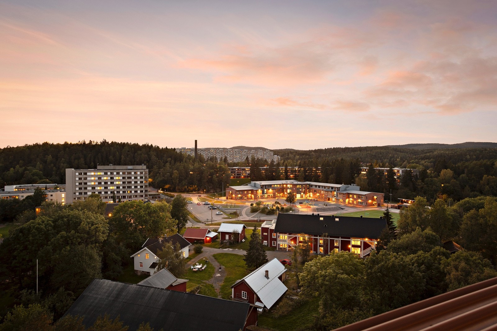 Boligen ligger i 13. etasje og byr derfor på en spektakulær utsikt over nærområdet og marka. Galleribilde