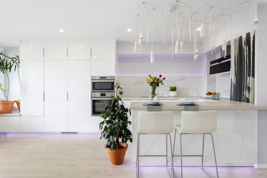 Kjøkkenet er moderne, med IKEA-innredning, glatte fronter og en solid laminatbenkeplate som gir rikelig med arbeidsplass. Integrerte hvitevarer som kjøleskap, fryseskap, oppvaskmaskin, induksjonstopp, stekeovn og mikrobølgeovn gjør matlagingen til en lek Galleribilde