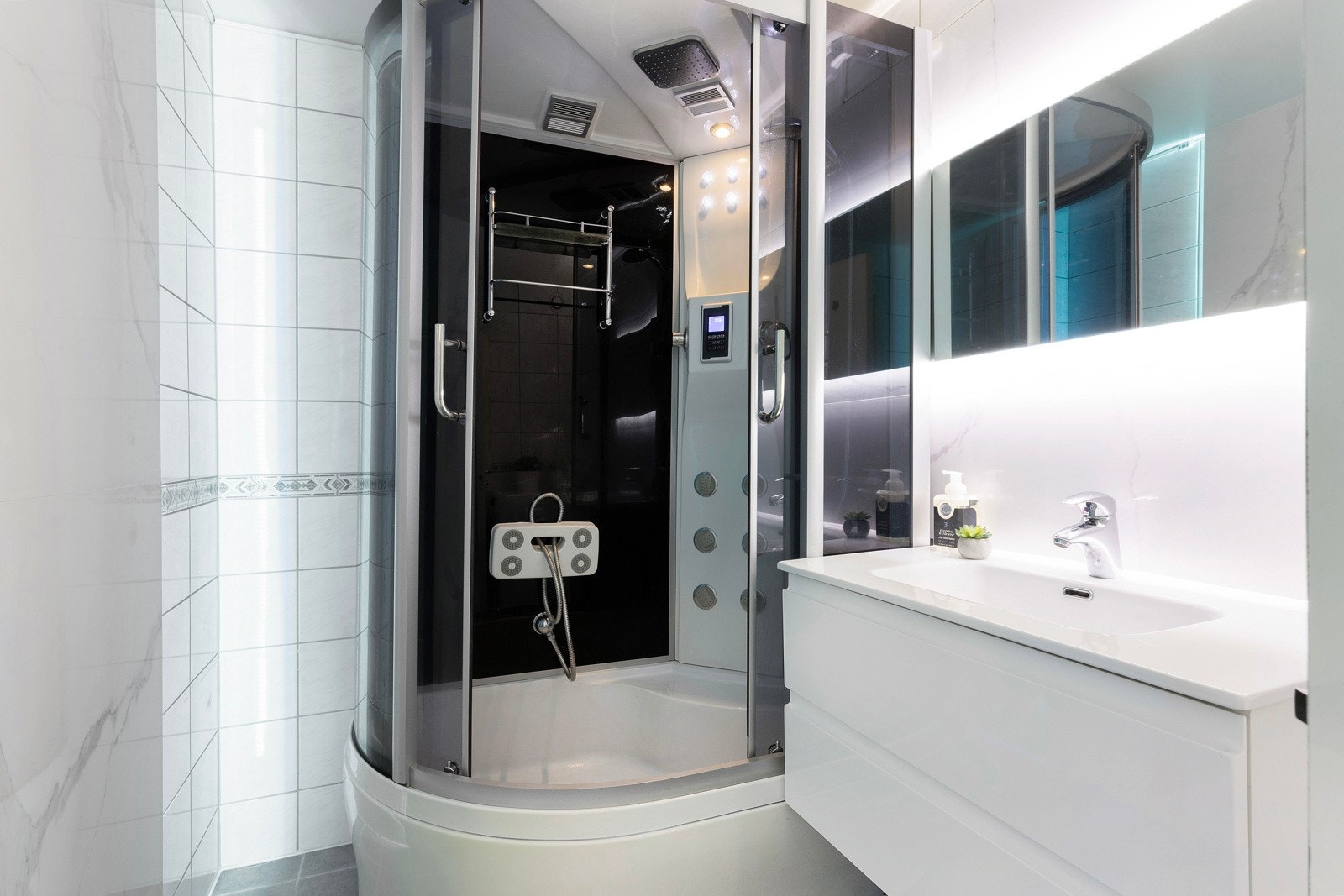 Pent bad fra 2010 utført i regi av borettslaget. Badet er innredet med et praktisk dusjkabinett og en flott innredning med nedsunket servant og speil. Galleribilde